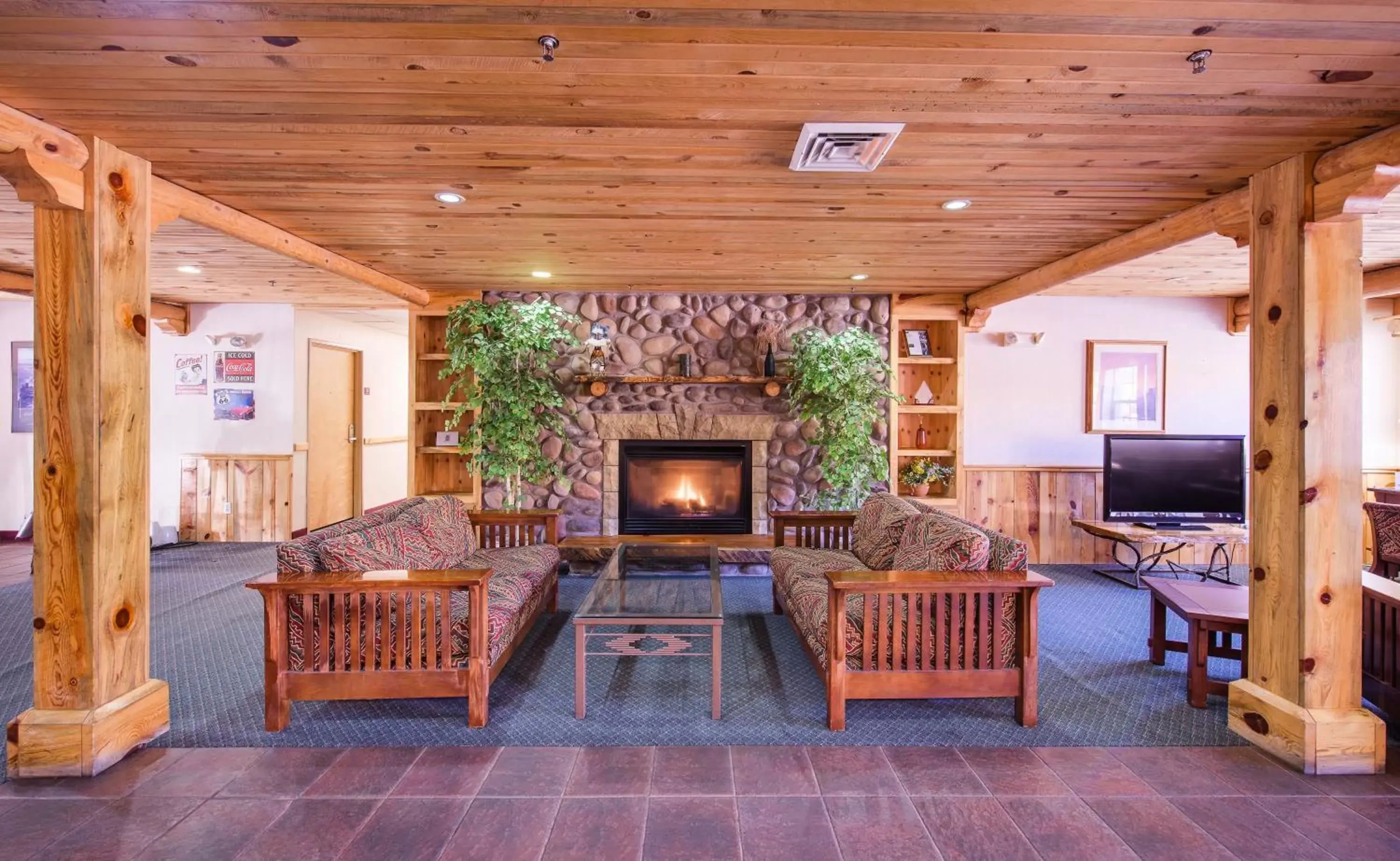 Seating area, TV/Entertainment Center in River Canyon Lodge