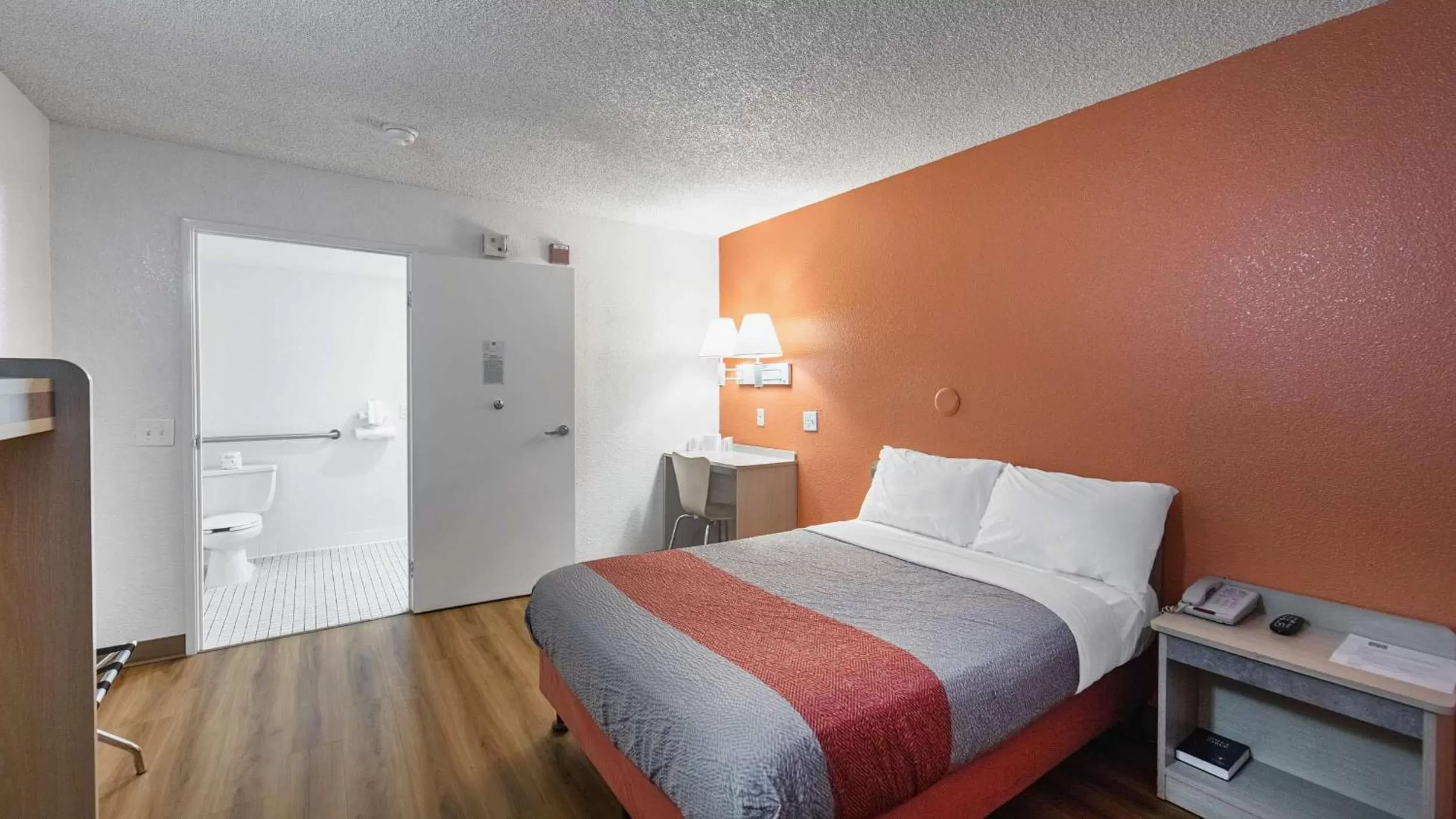 Bedroom, Bed in Motel 6-Medford, OR - North