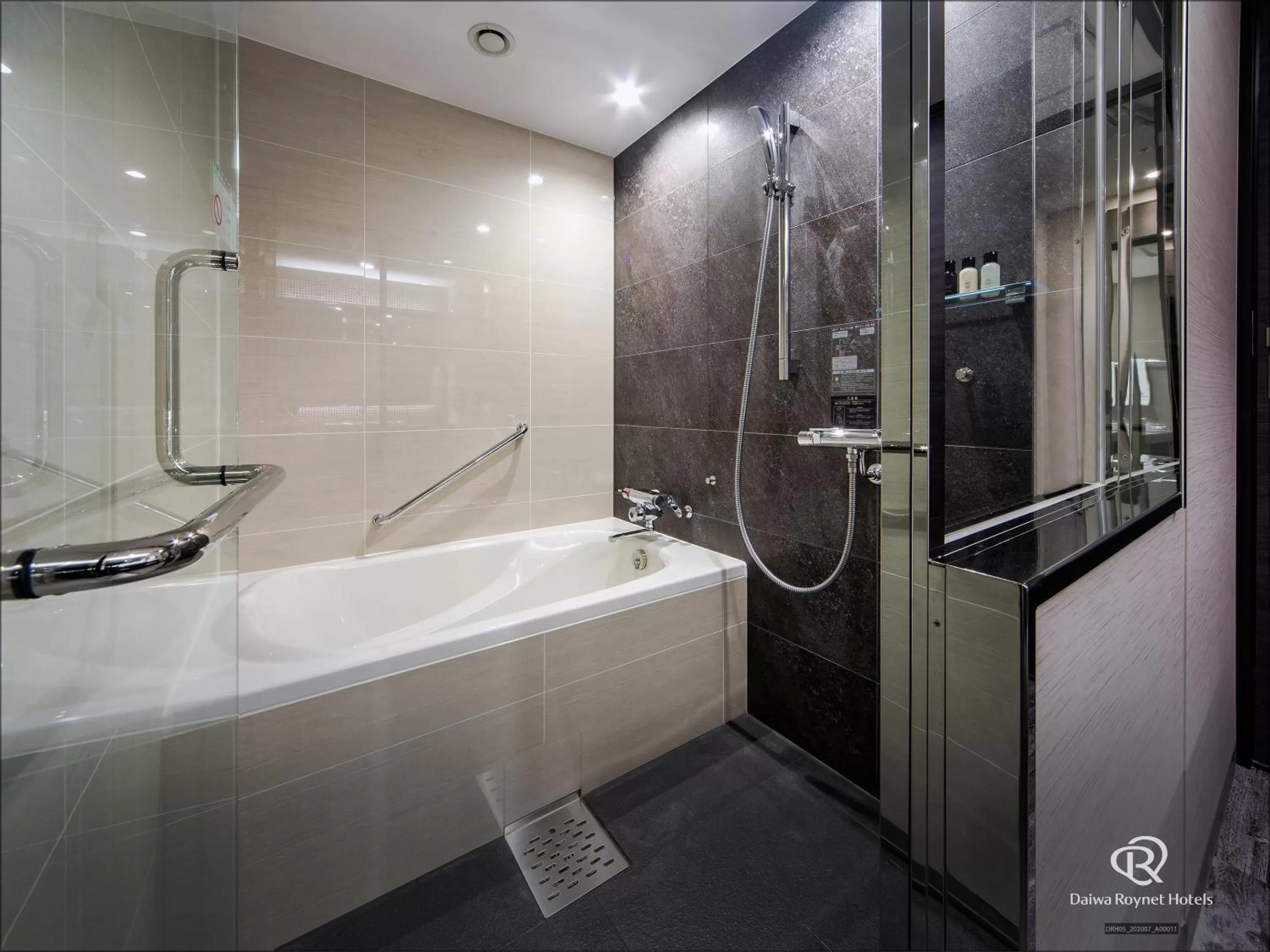 Shower in Daiwa Roynet Hotel Kyoto Ekimae PREMIER