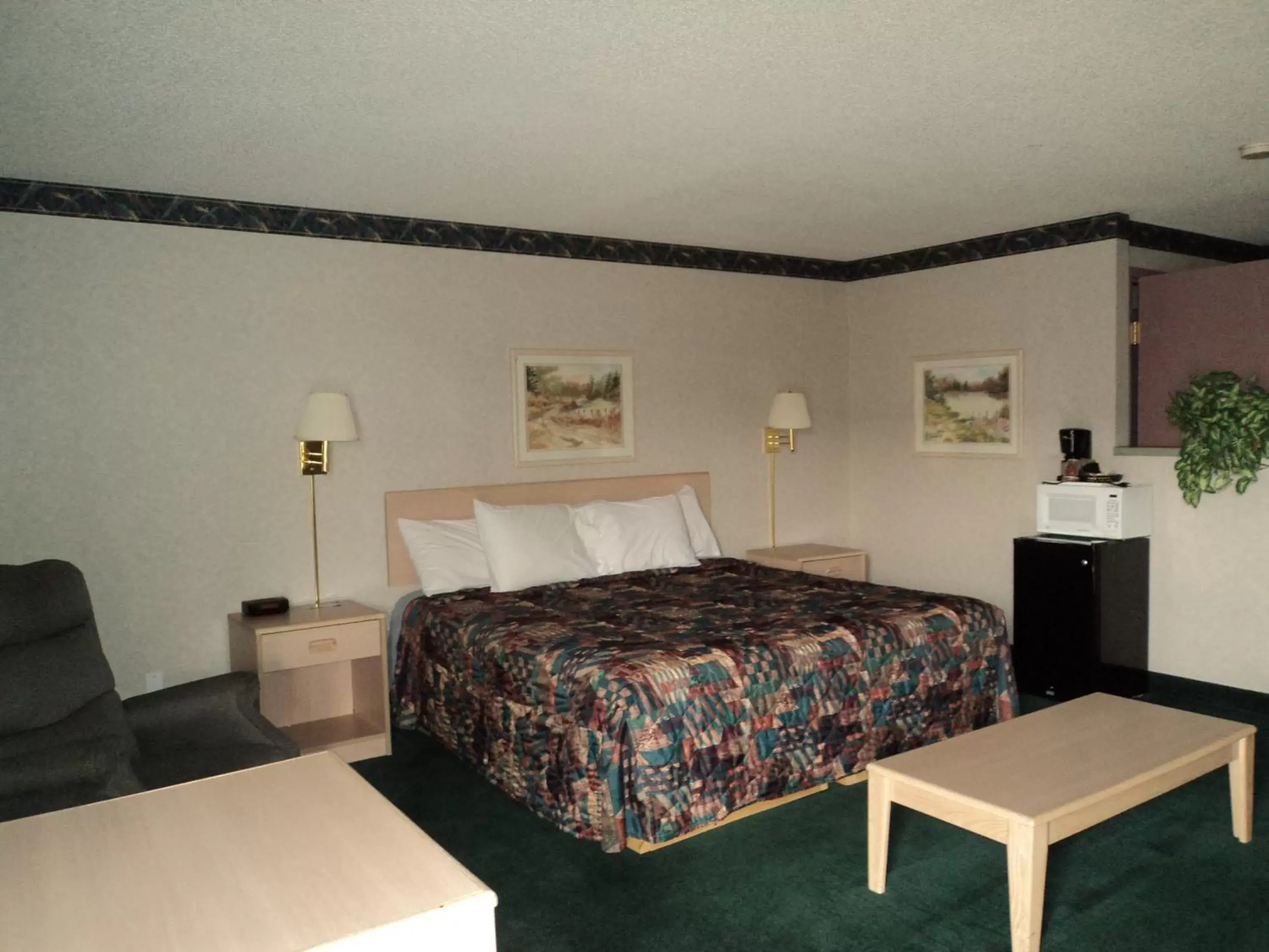 Photo of the whole room, Bed in Knights Inn Ottawa