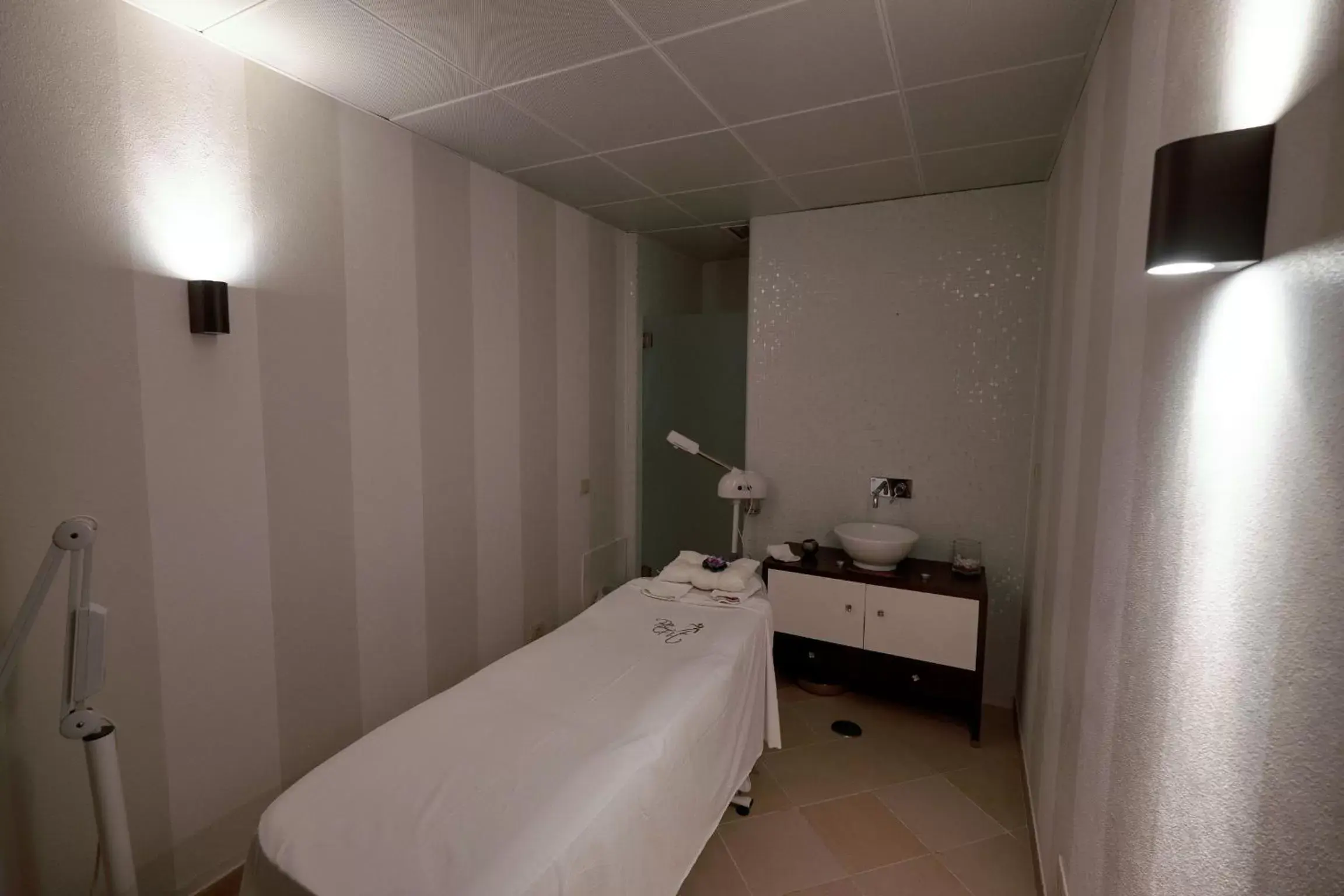 Massage, Bathroom in Grand Muthu Forte do Vale