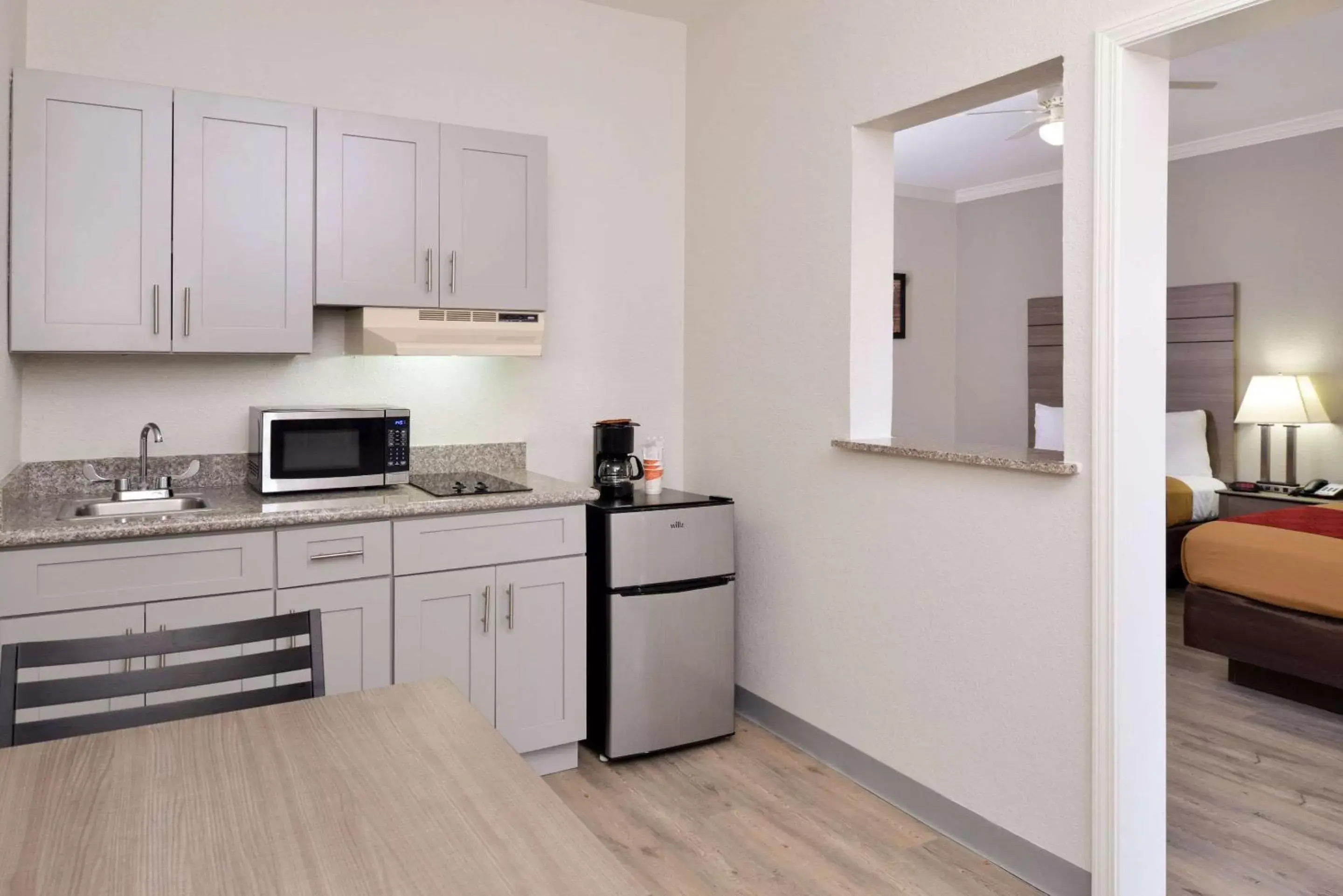 Photo of the whole room, Kitchen/Kitchenette in Econo Lodge Inn & Suites Port Arthur near Sabine Pass