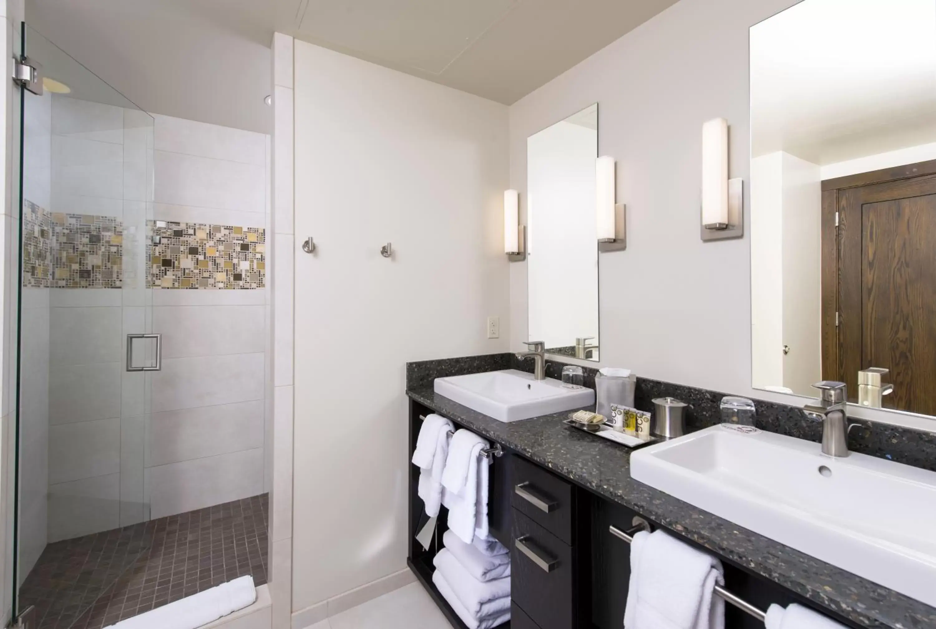 Deluxe Queen Room with Two Queen Beds with Southern View in Tetherow Hotel Deluxe Queen Room with Two Queen Beds with Southern View in Tetherow Hotel