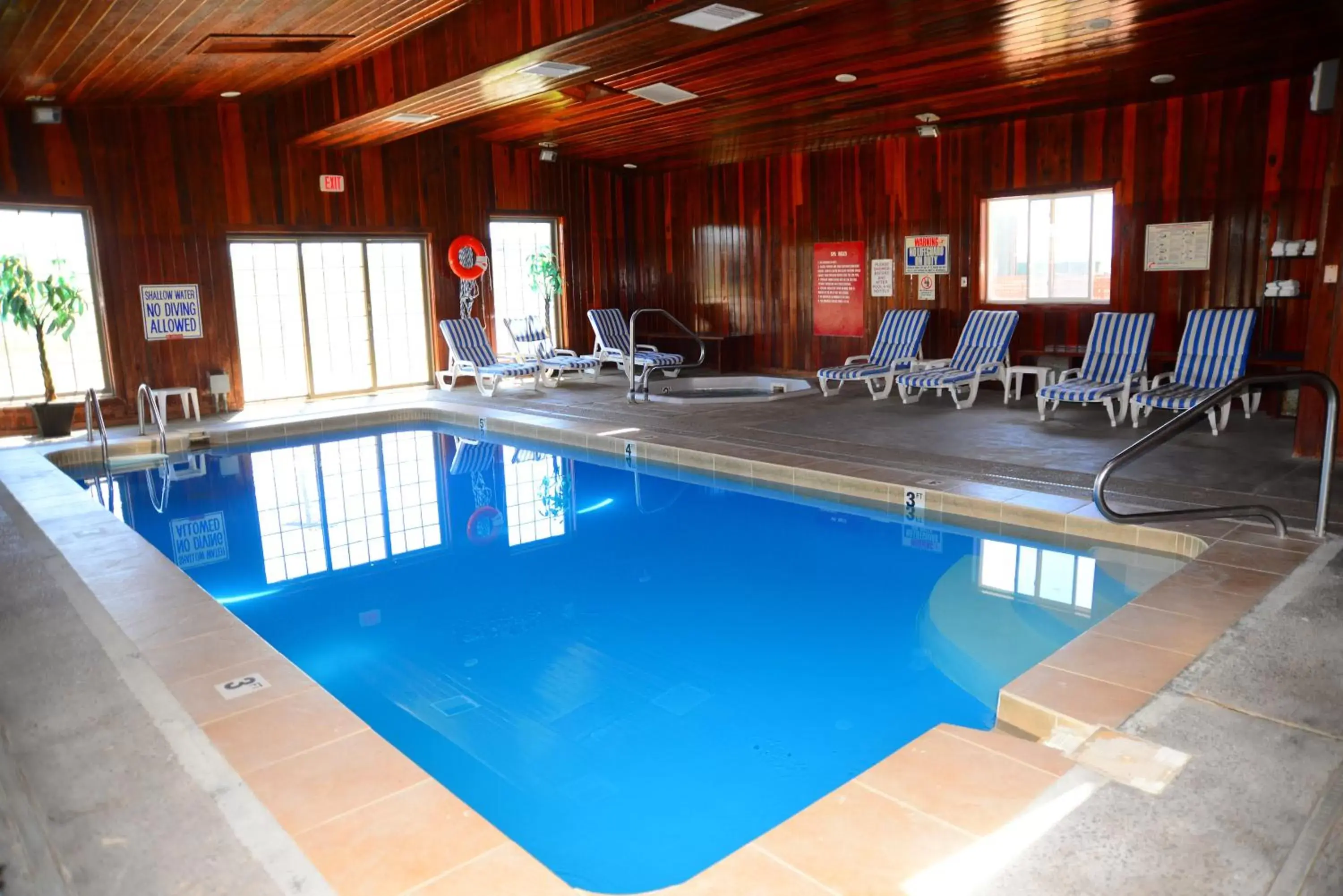Hot Tub, Swimming Pool in Budget Inn Express