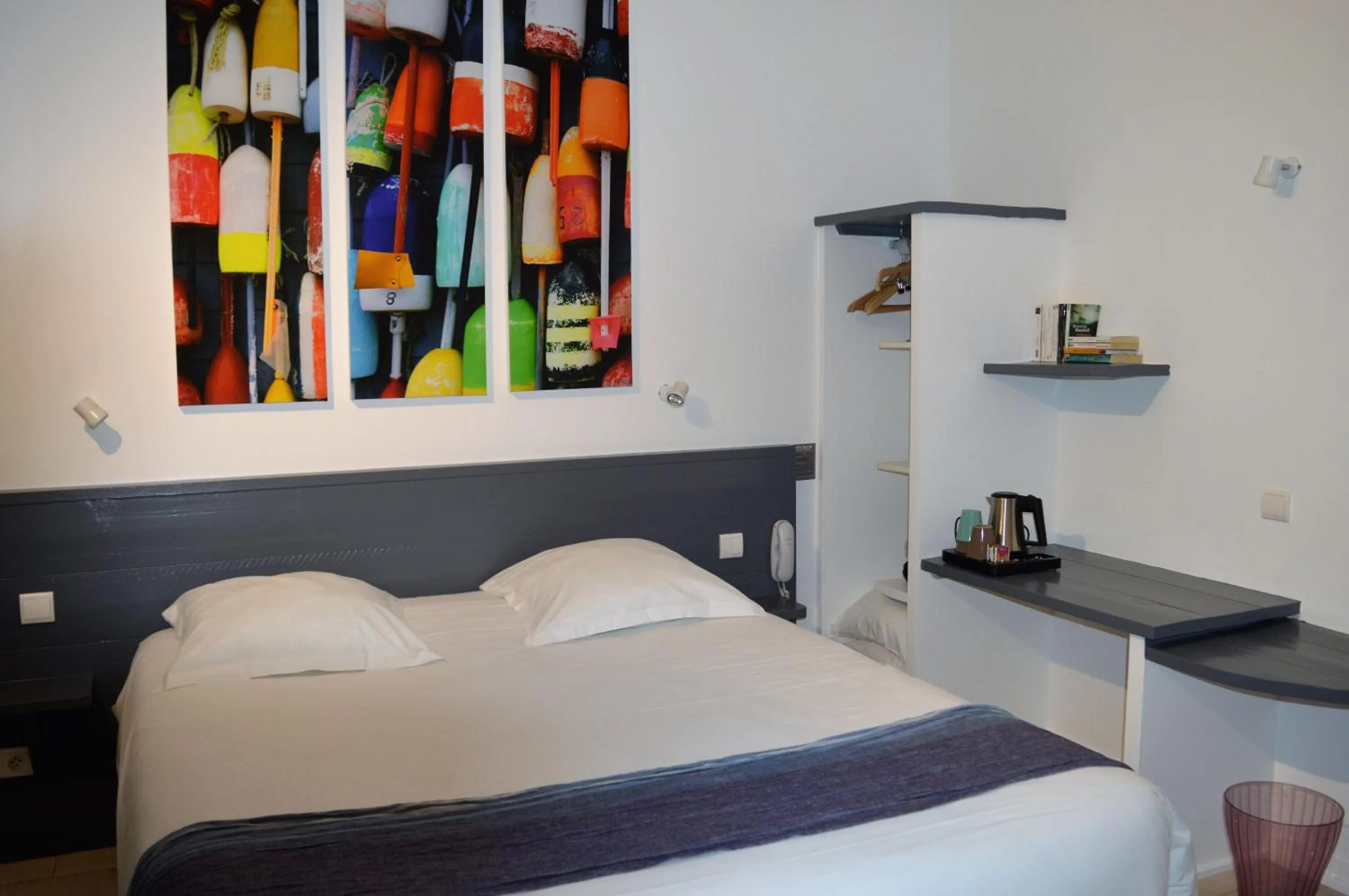 Photo of the whole room, Bed in Hotel La Marine, Vieux Port