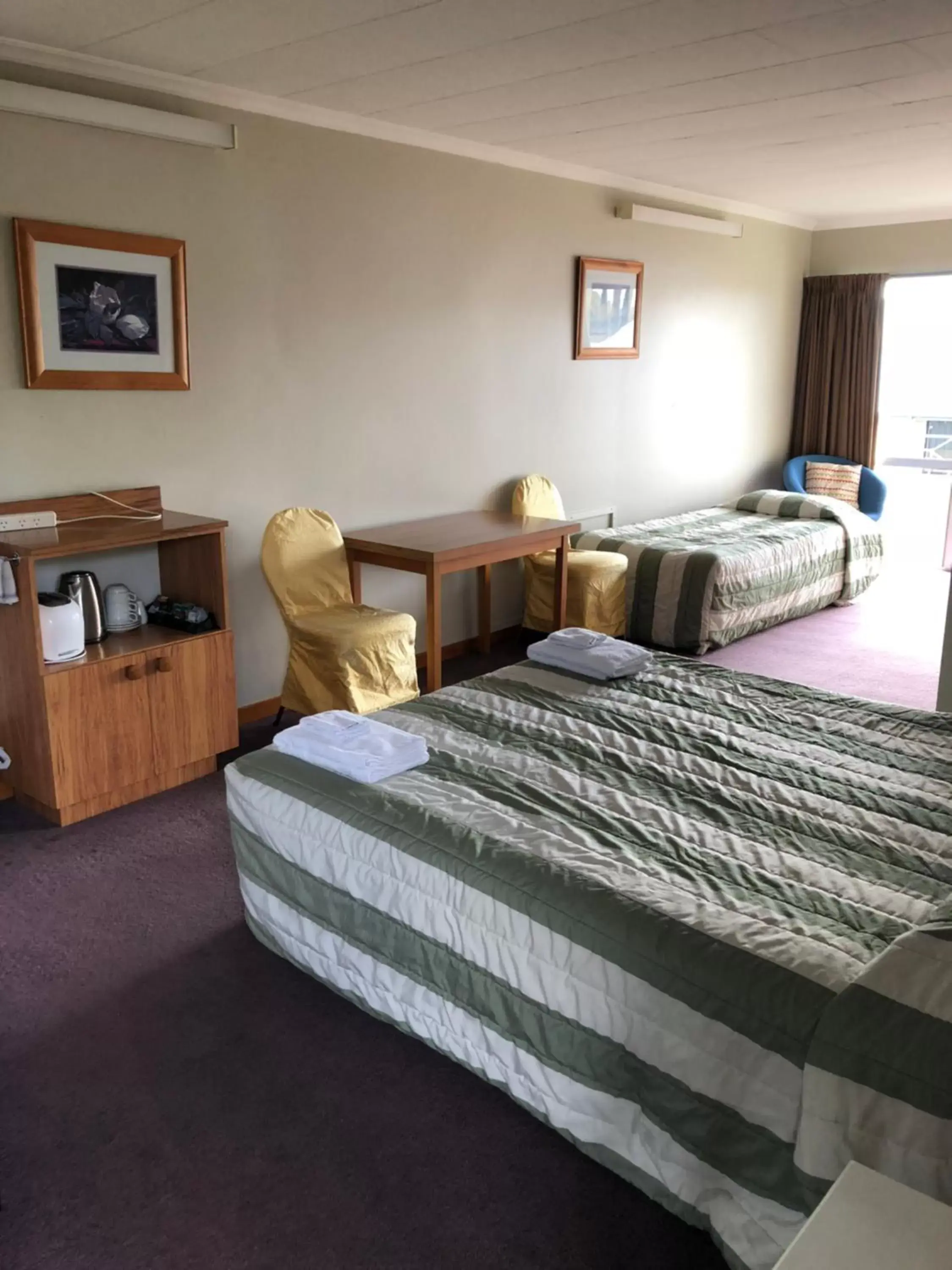 Bed in Lilybrook Motel