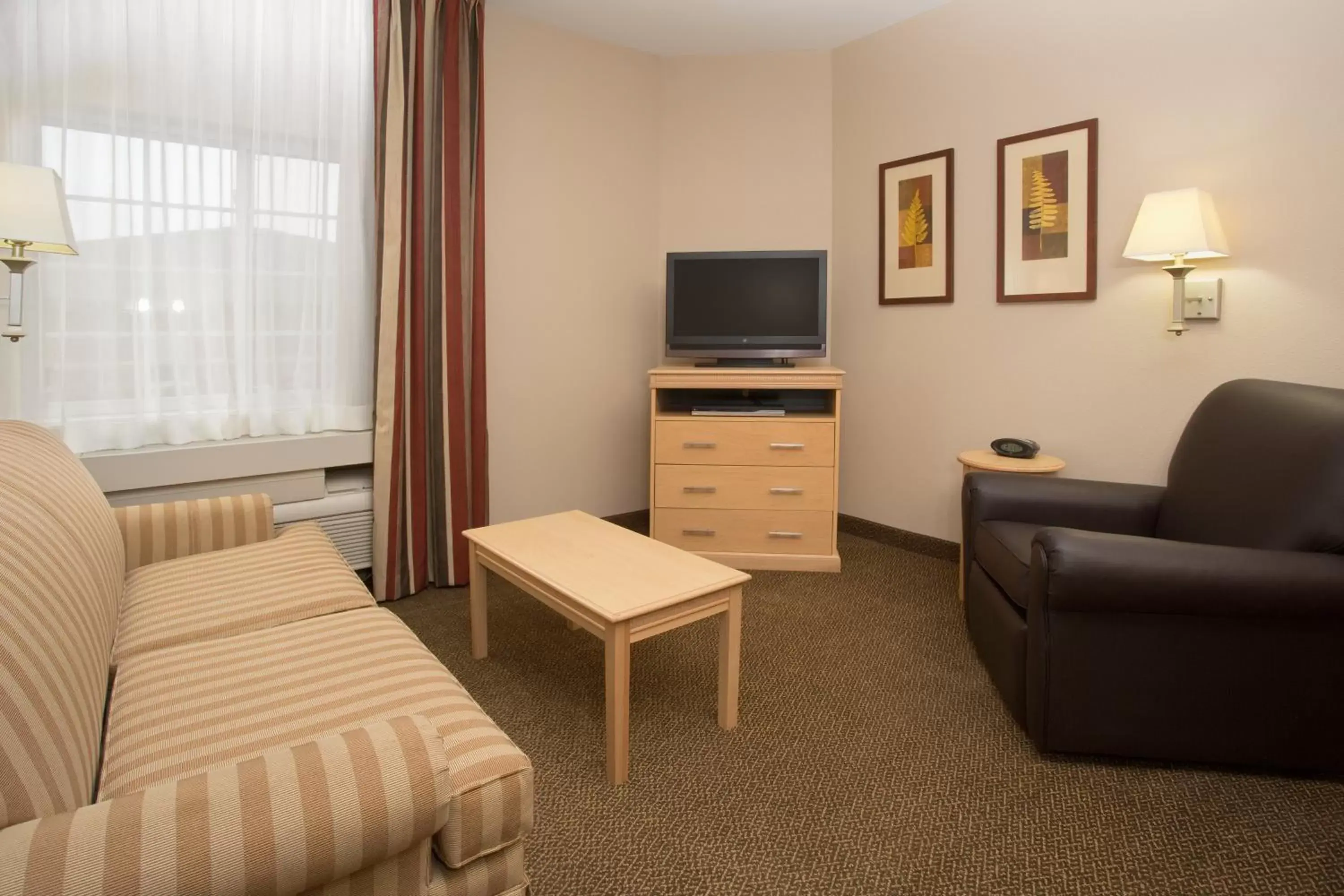 Photo of the whole room, Seating Area in Candlewood Suites - Peoria at Grand Prairie, an IHG Hotel