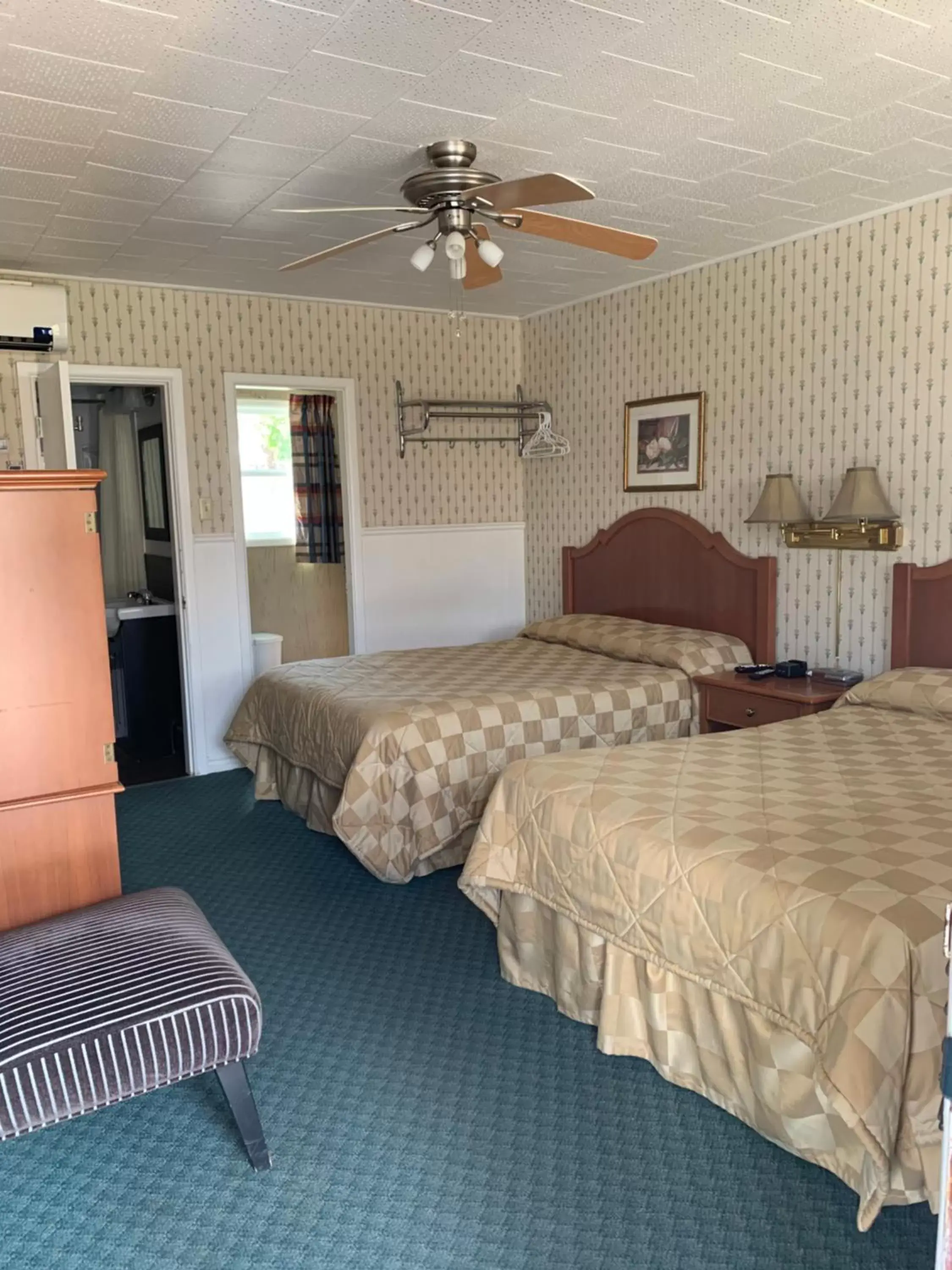 Photo of the whole room, Bed in The Lionstone Inn Motel and Cottages