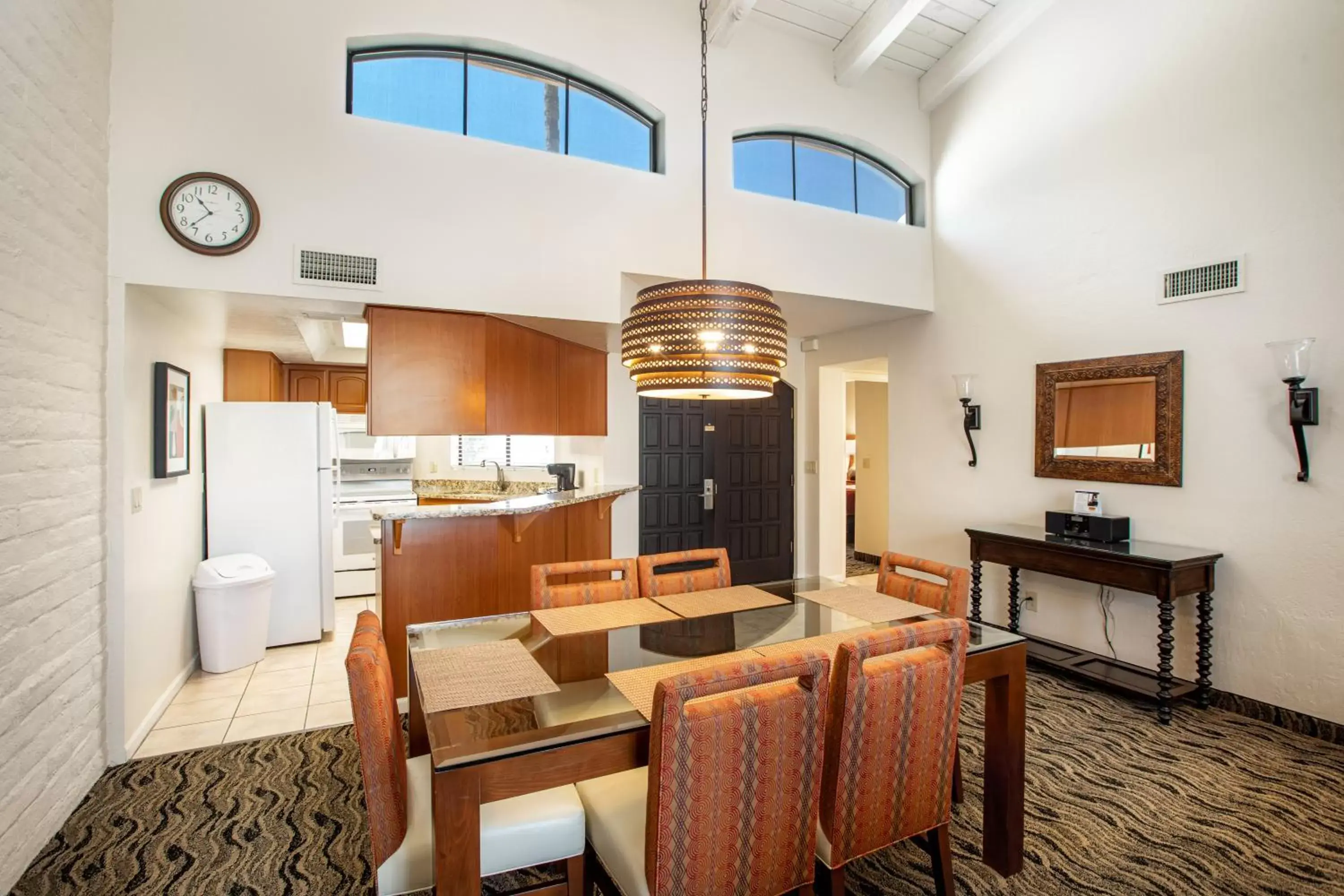 Kitchen or kitchenette, Seating Area in Scottsdale Camelback Resort