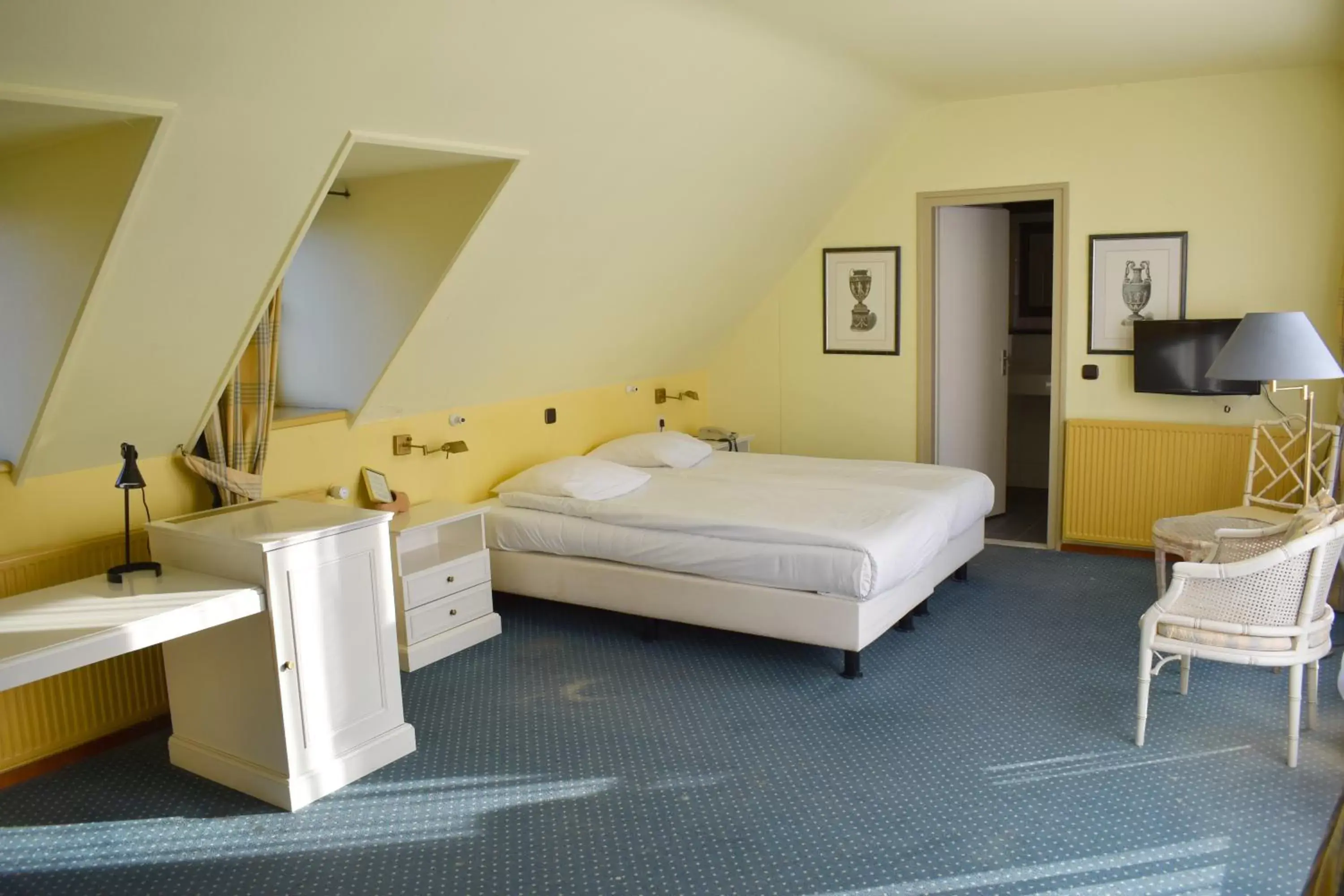 Bed in Fletcher Hotel-Restaurant Kasteel Erenstein Bed in Fletcher Hotel-Restaurant Kasteel Erenstein