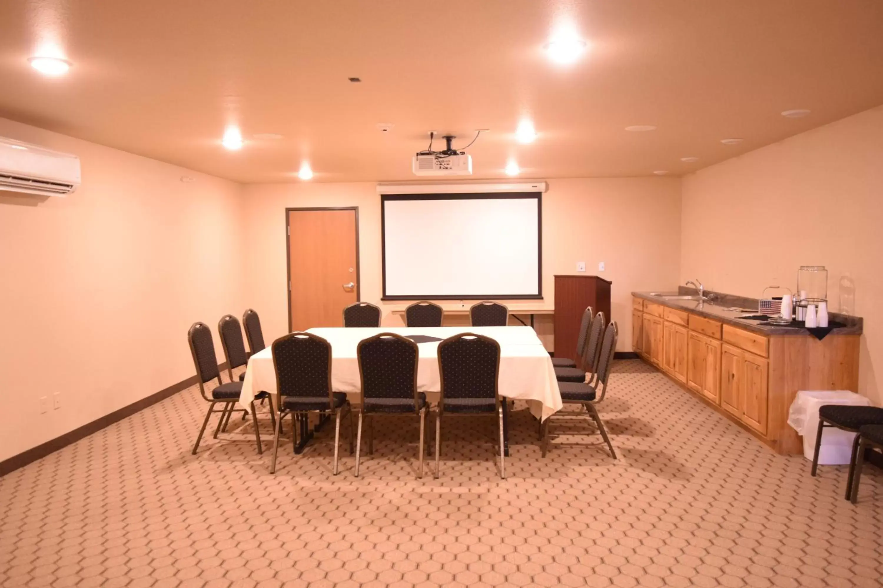 Banquet/Function facilities in Newcastle Lodge & Convention Center