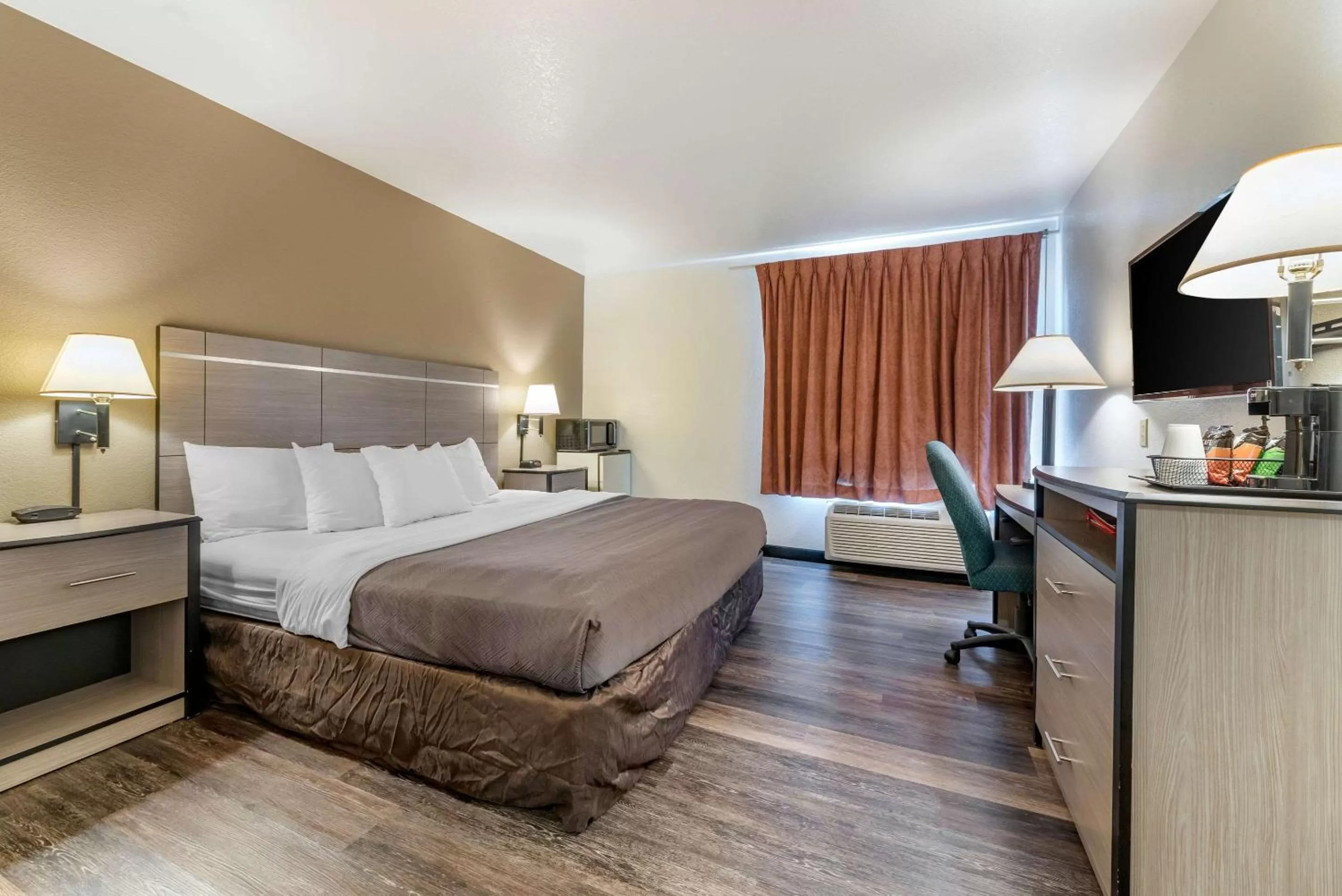 Photo of the whole room, Bed in Econo Lodge Pueblo North