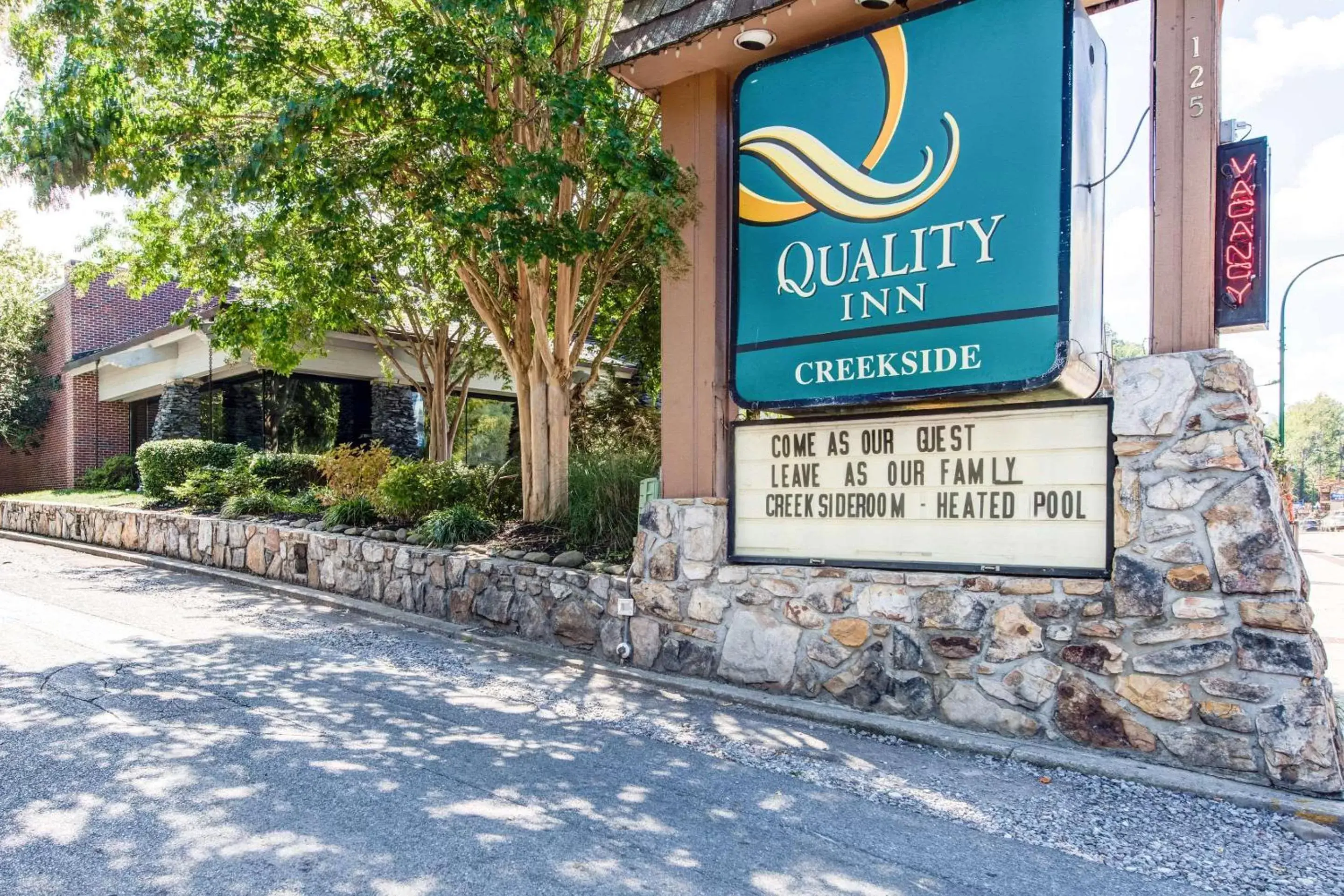 Property building in Quality Inn Creekside - Downtown Gatlinburg Property building in Quality Inn Creekside - Downtown Gatlinburg