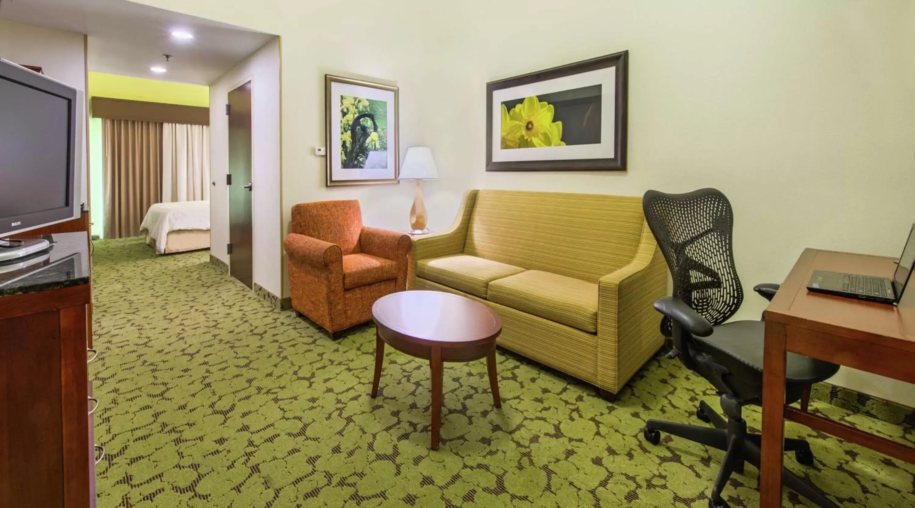 Bedroom, Seating Area in Hilton Garden Inn Macon/Mercer University