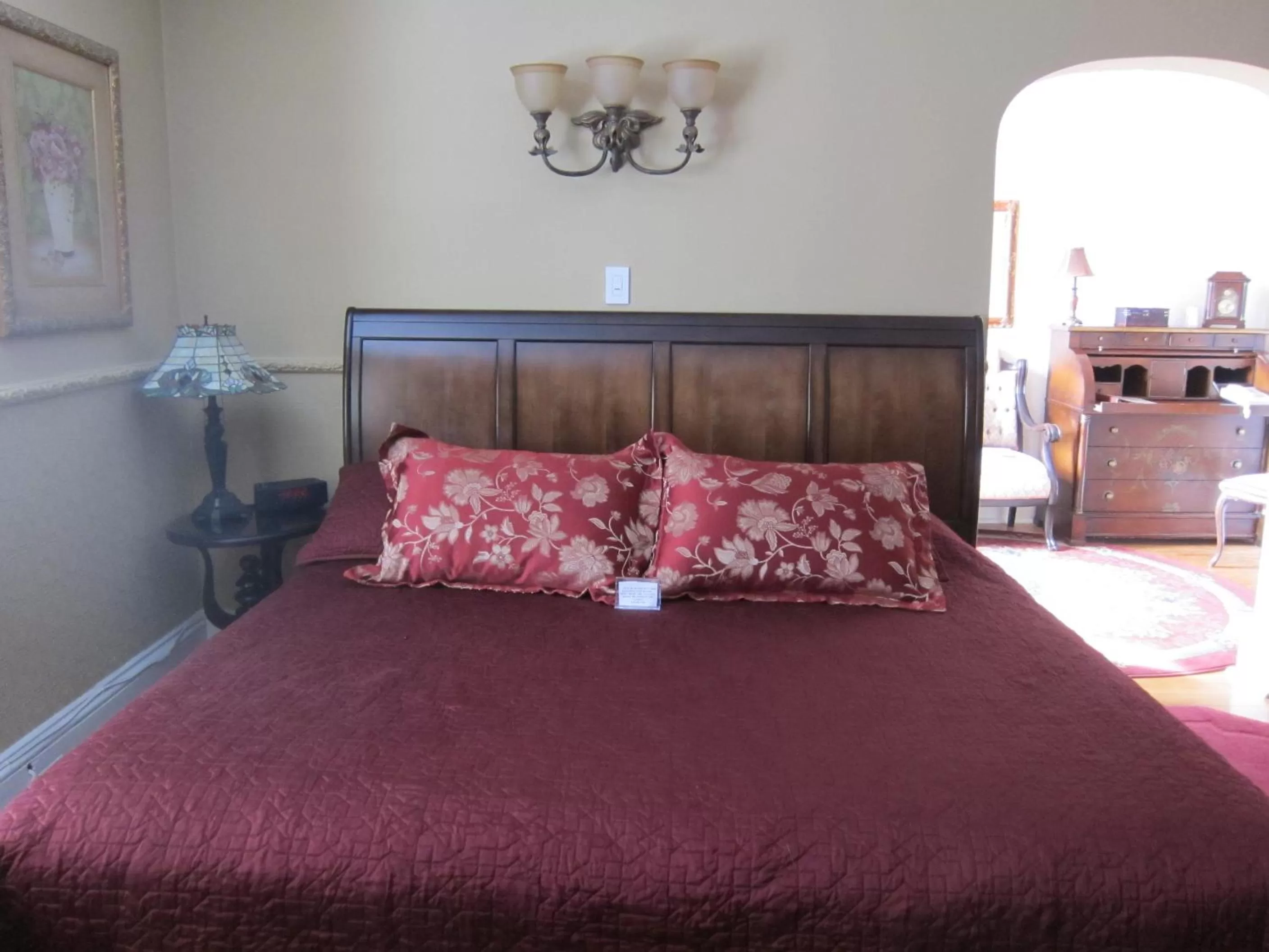 Bedroom, Bed in McGee's Inn