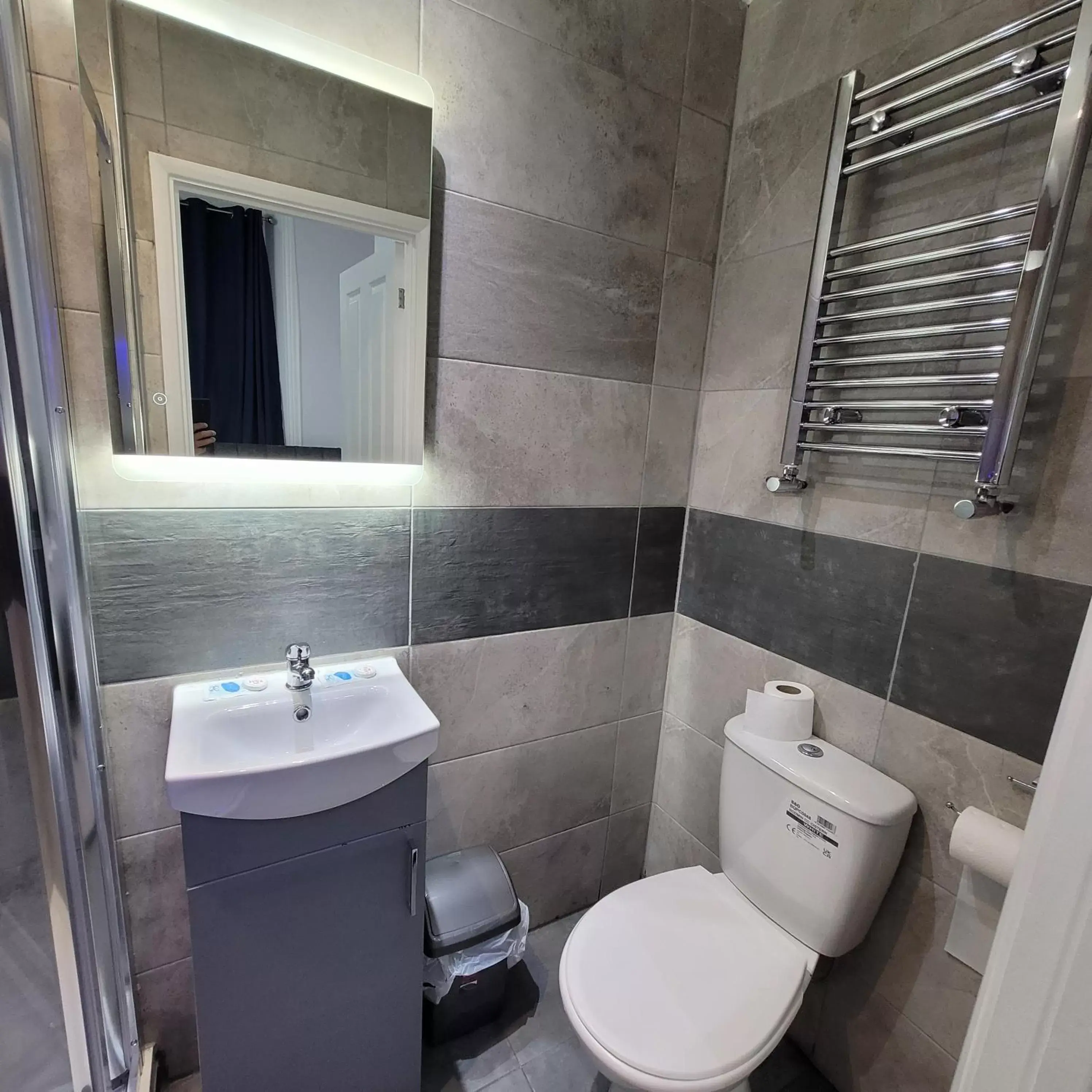 Toilet, Bathroom in Argyle Square Hotel