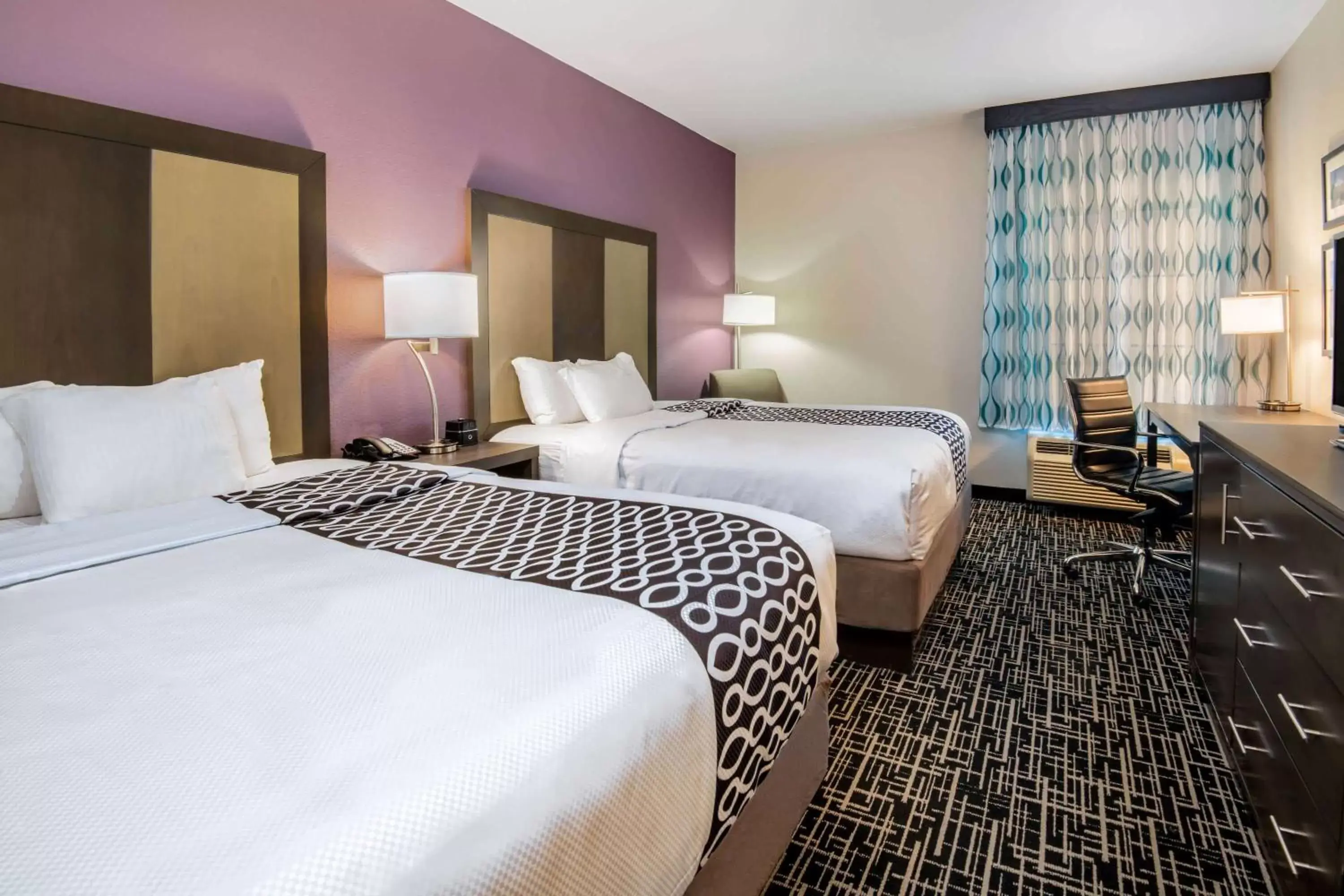 Photo of the whole room, Bed in La Quinta Inn & Suites by Wyndham Pampa