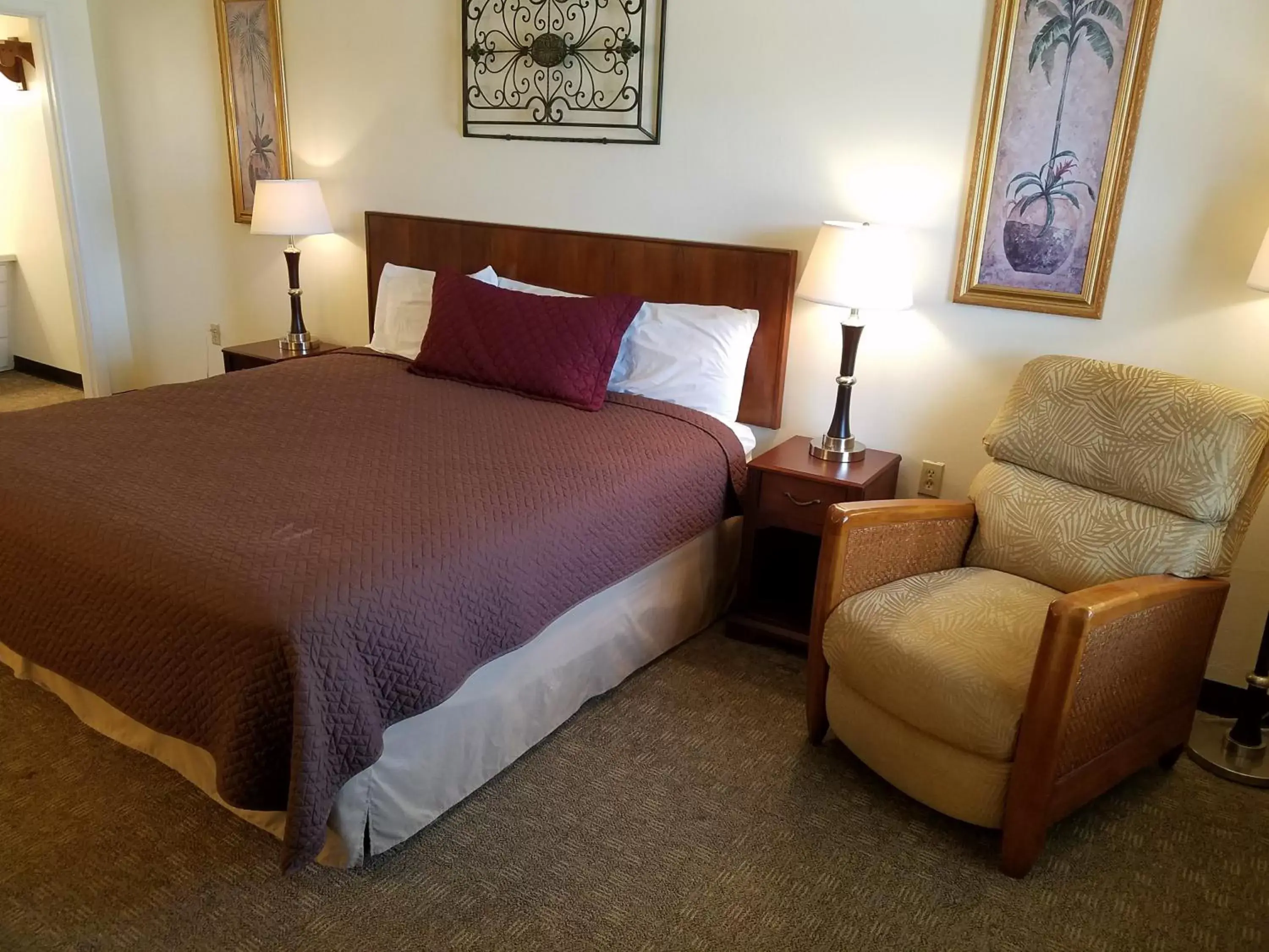 Seating area, Bed in West Plains Motel