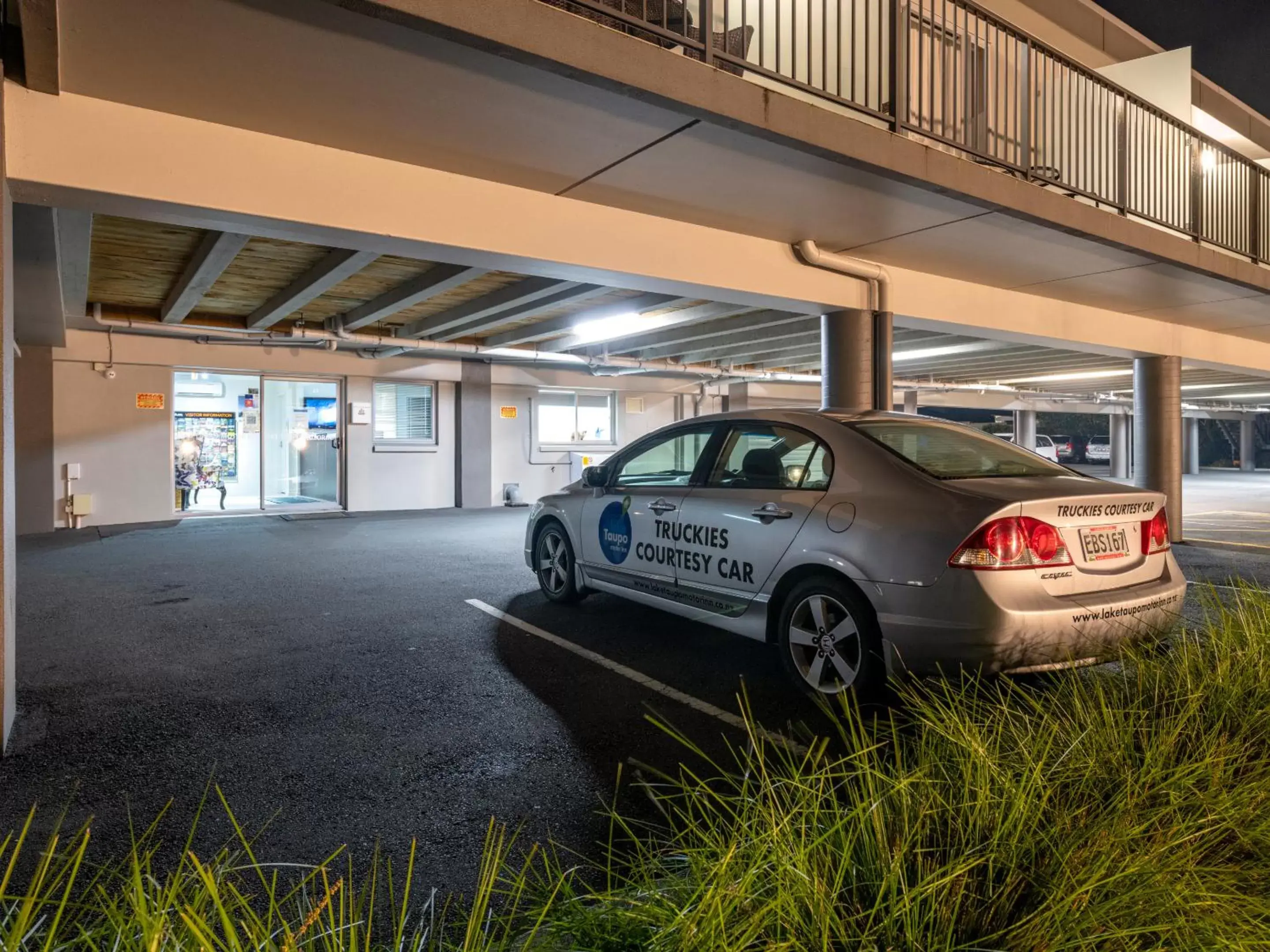 Parking, Property Building in Lake Taupo Motor Inn
