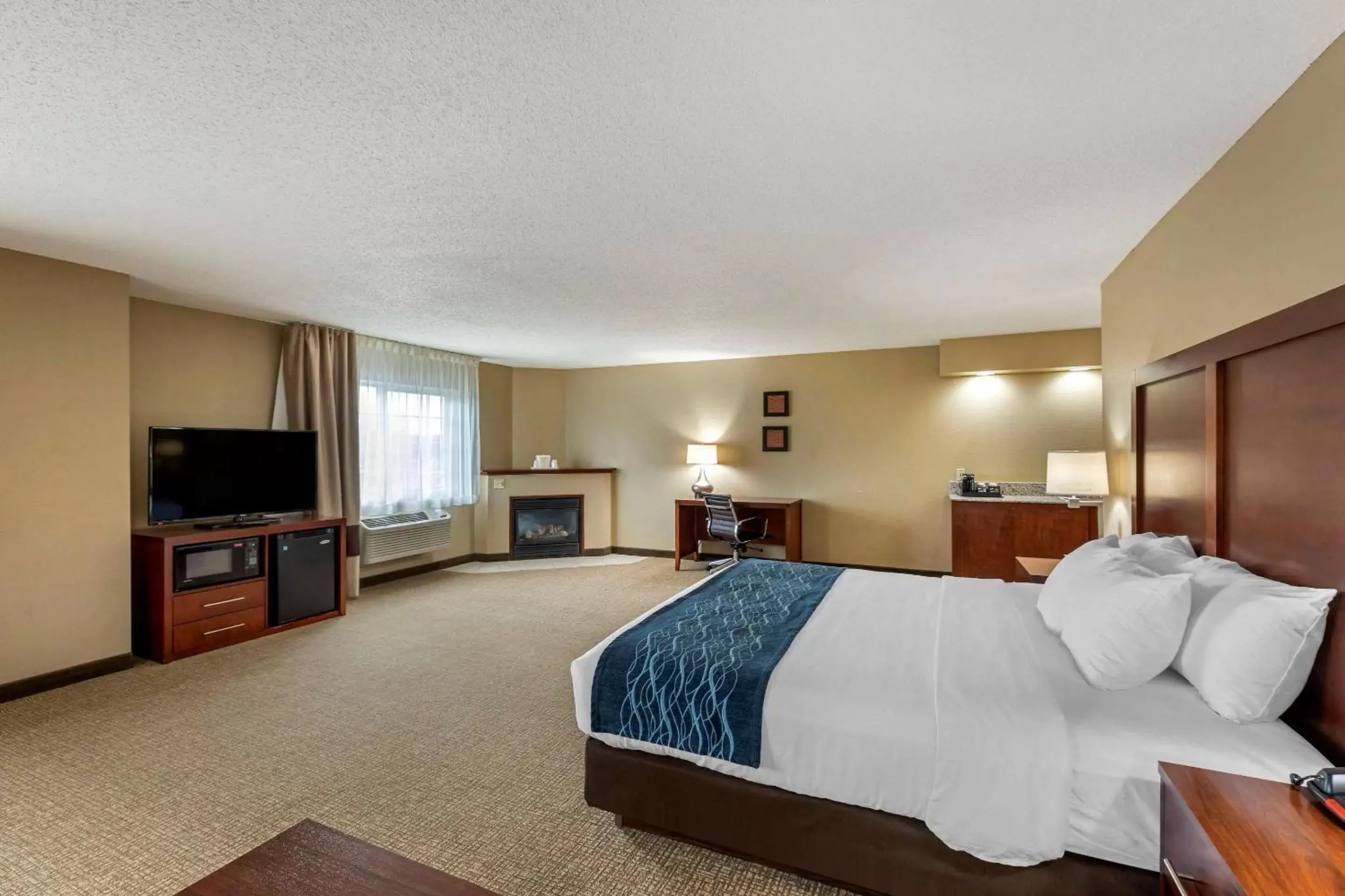 Photo of the whole room, Bed in Comfort Inn & Suites Jackson - West Bend