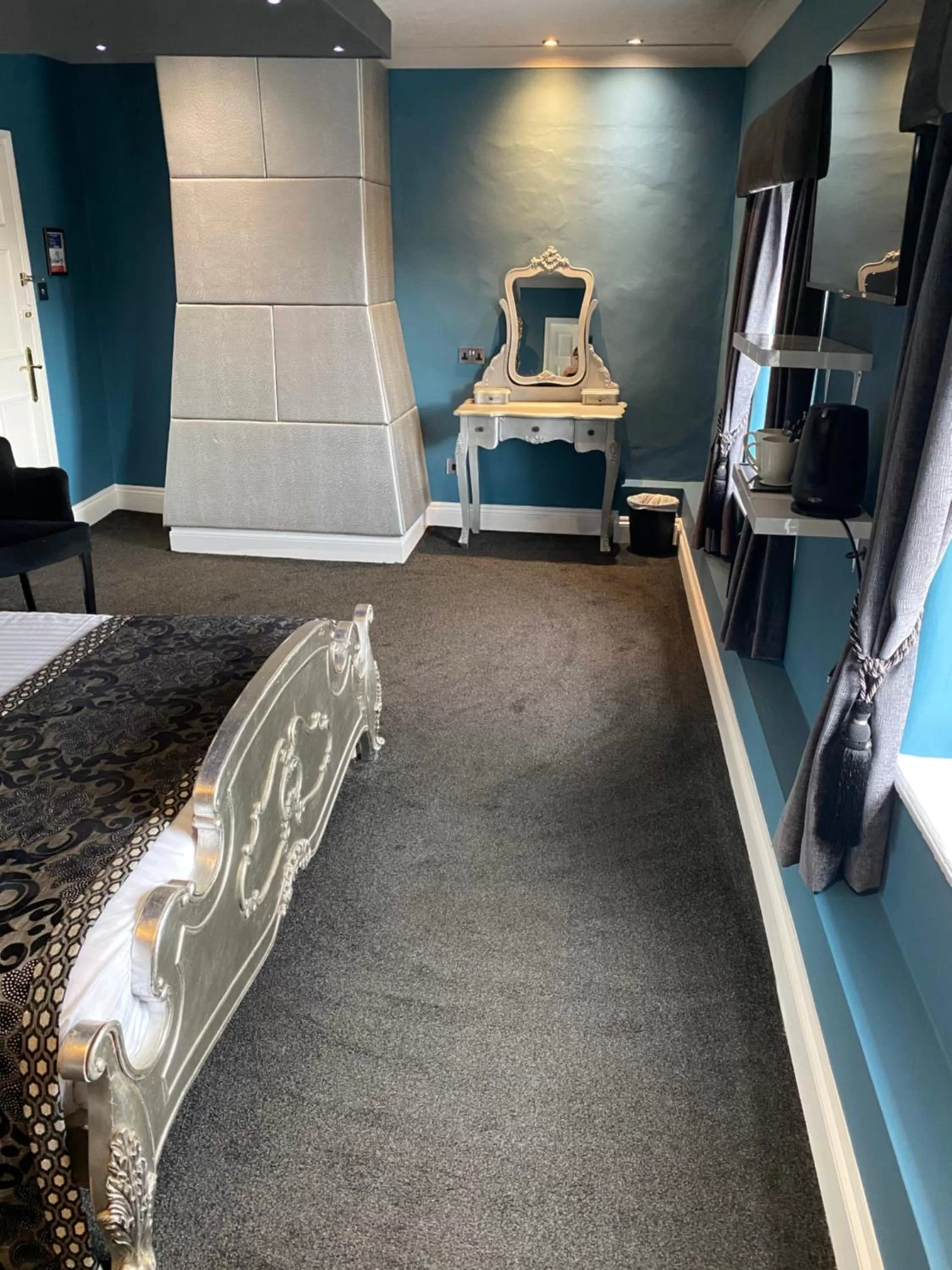 Bedroom, Bed in The Vine Hotel, Skegness