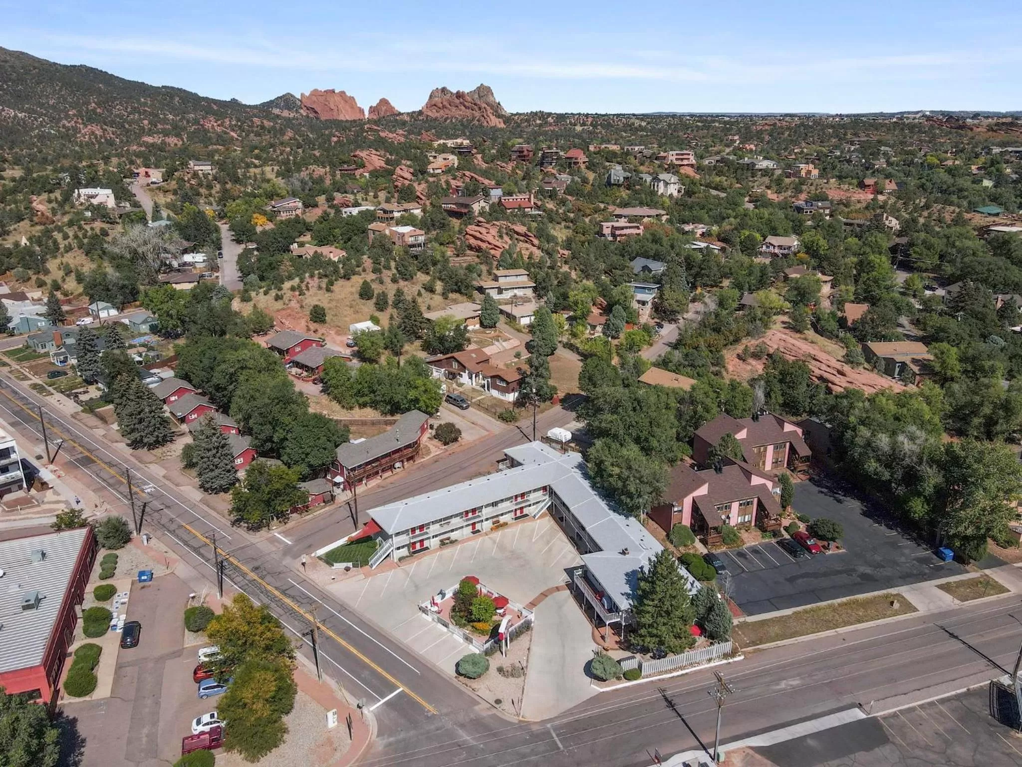 Neighbourhood, Bird's-eye View in Red Wing Motel