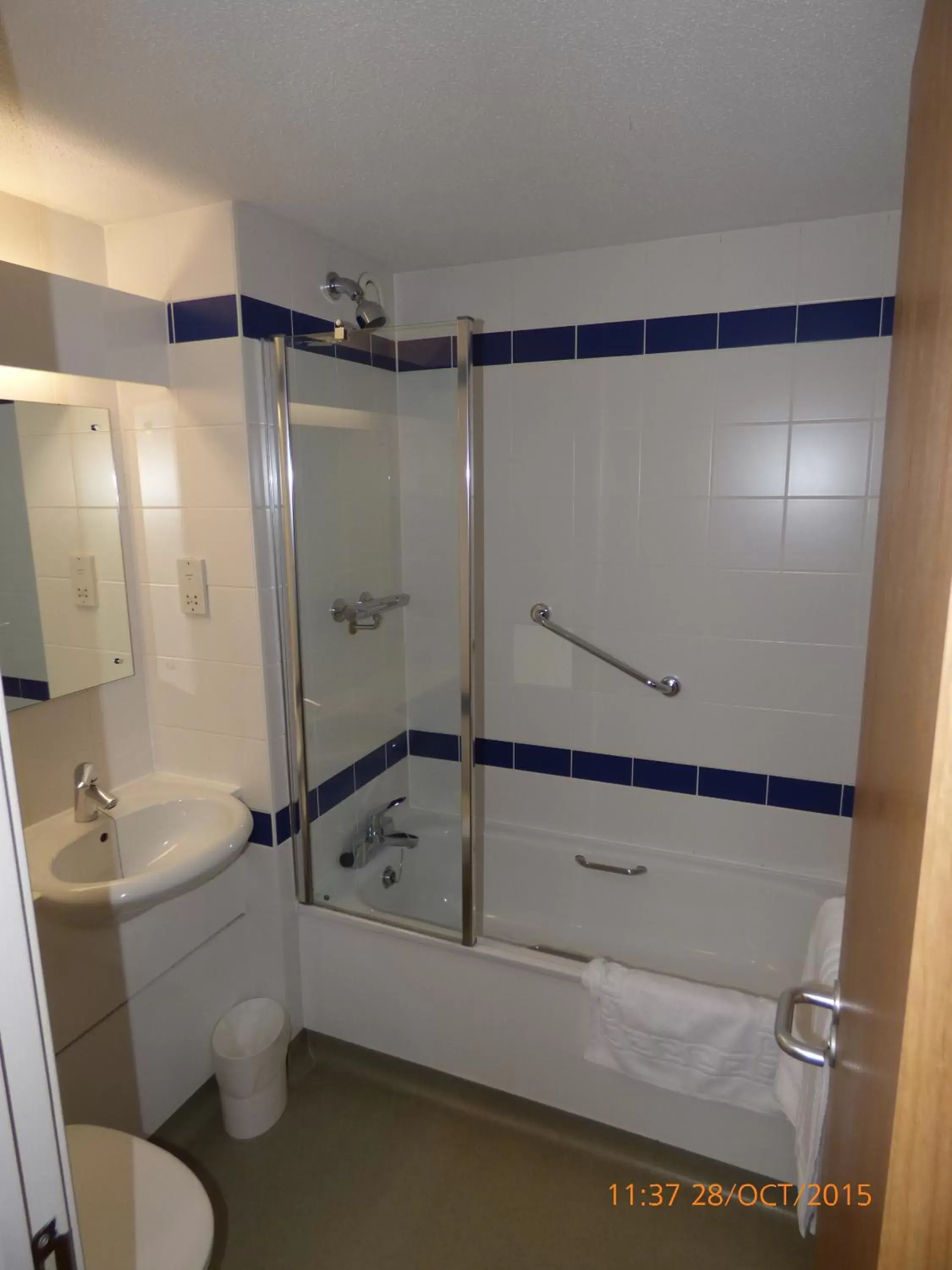 Bathroom in Warrington Motel, J20 M6 Lymm Services