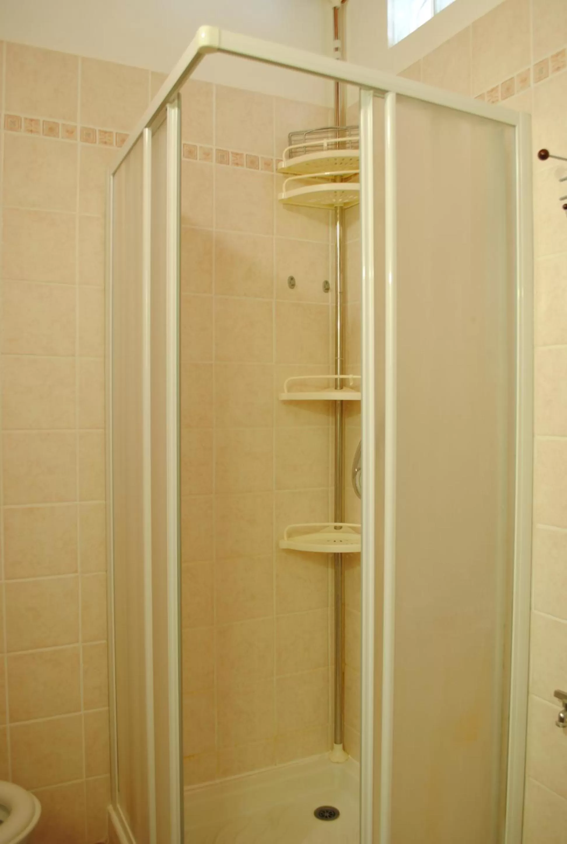 Shower in AGRITURISMO MELOGRANO D'ORO