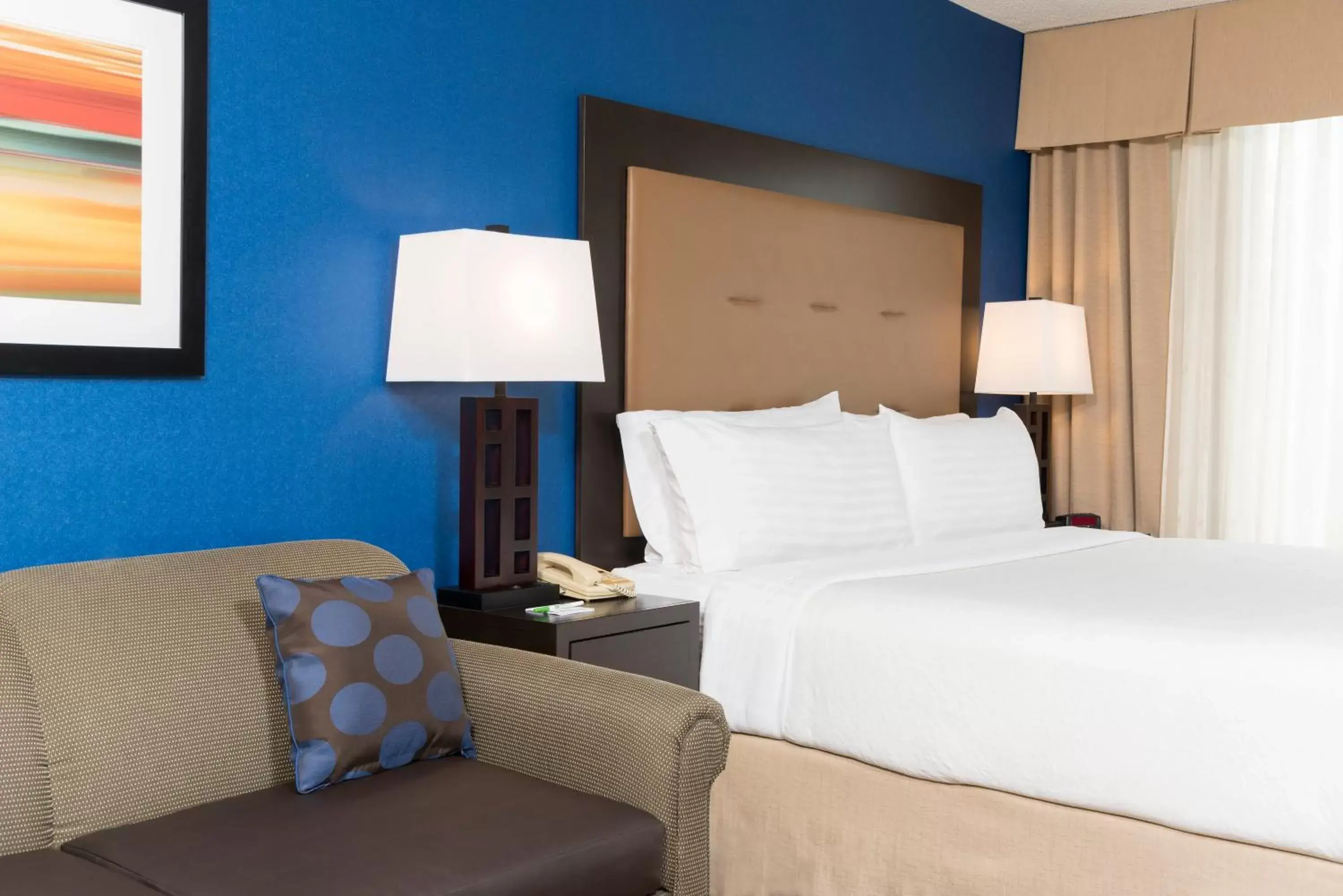 Photo of the whole room, Bed in Holiday Inn Chicago - Elk Grove, an IHG Hotel