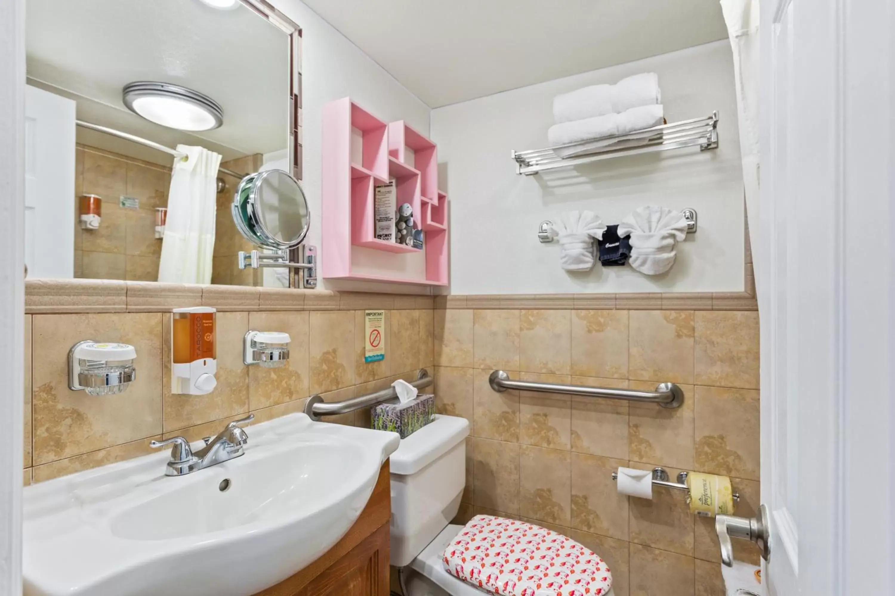 Shower, Bathroom in Plaza Beach Hotel - Beachfront Resort