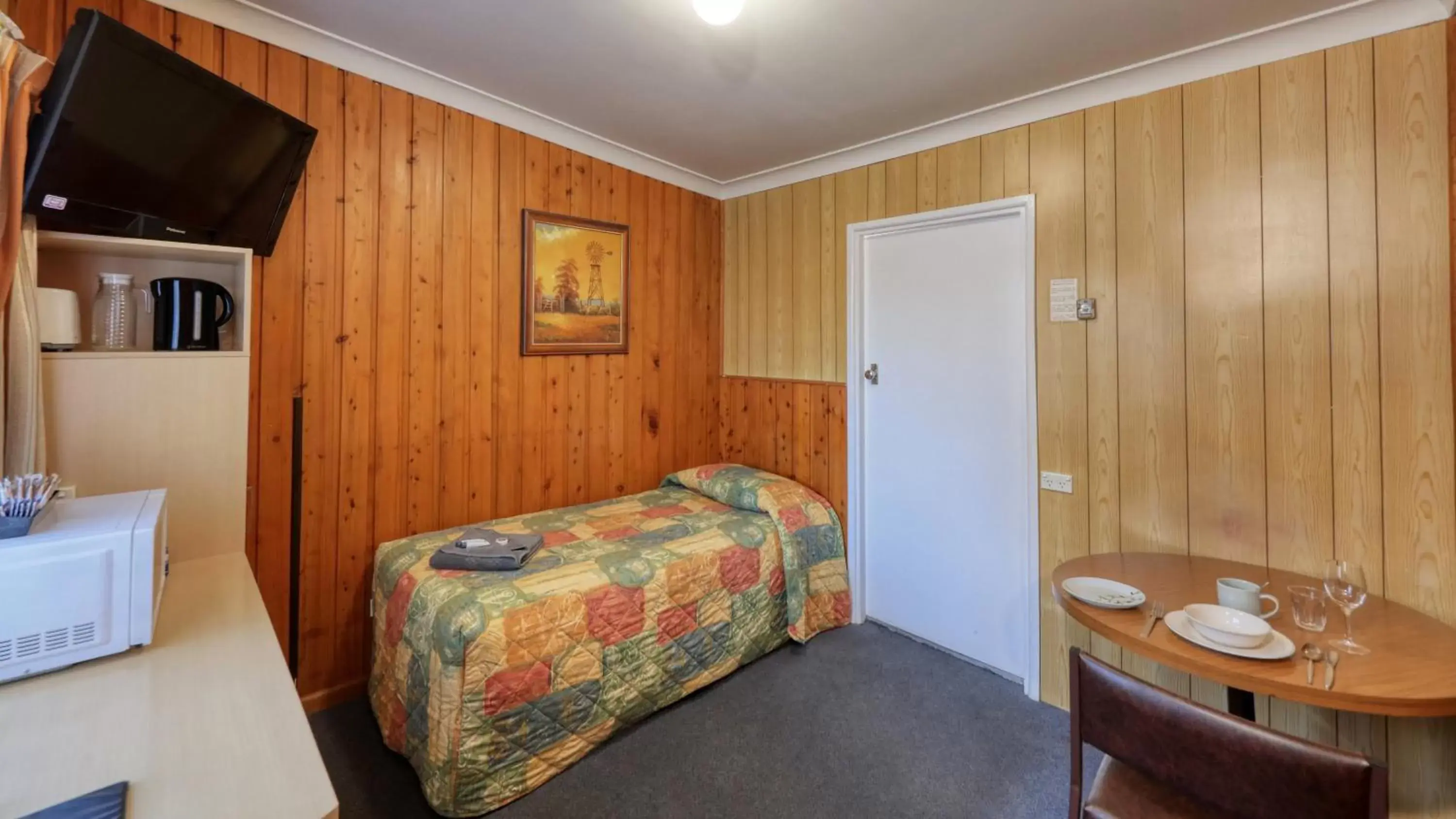 Bed in Darling River Motel