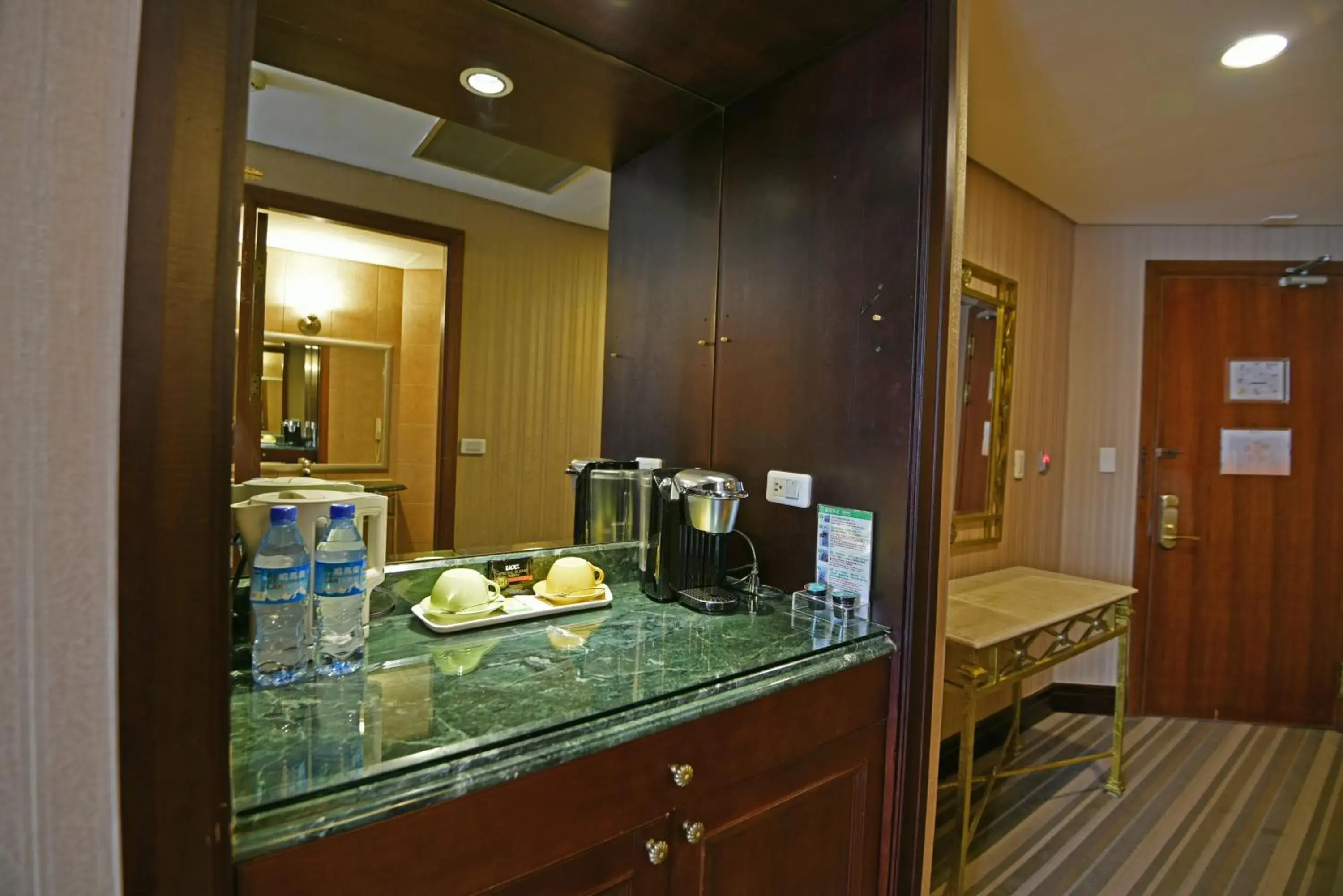 Coffee/tea facilities in Wei-Yat Grand Hotel