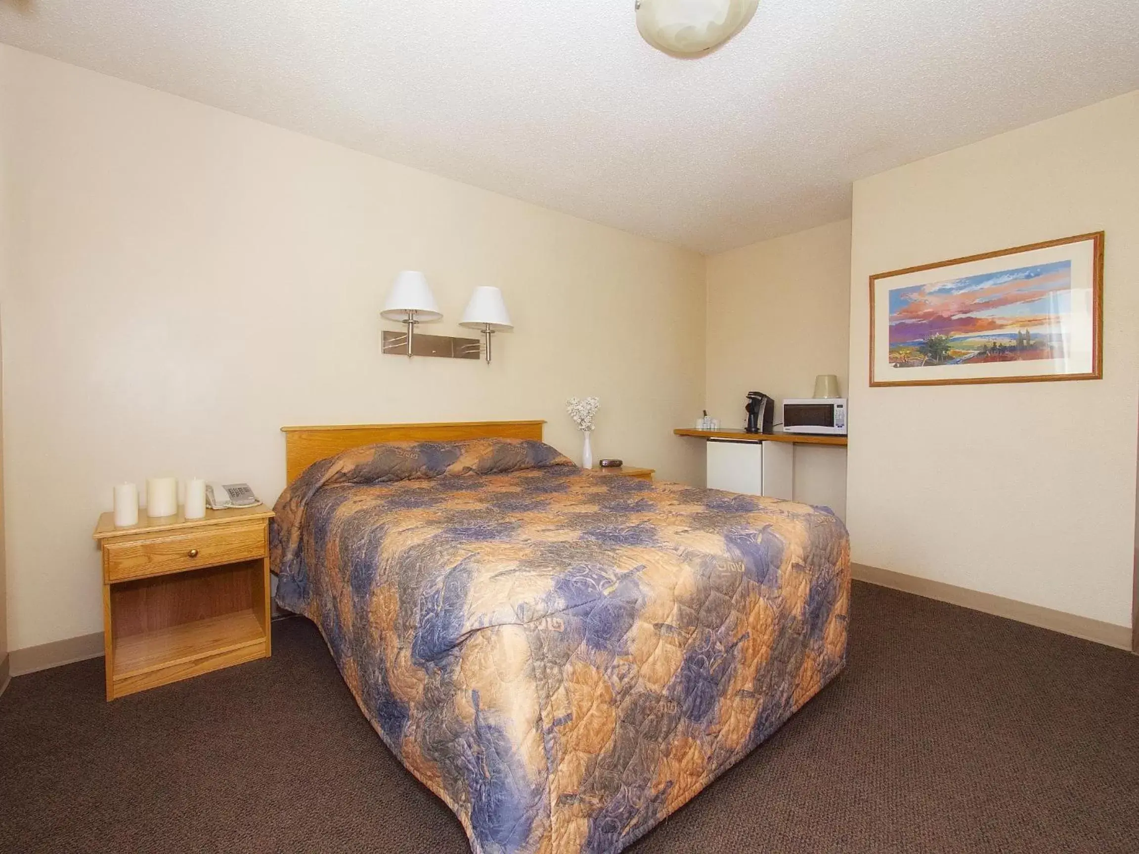 Bedroom, Bed in Best Maple Inn - Drayton Valley