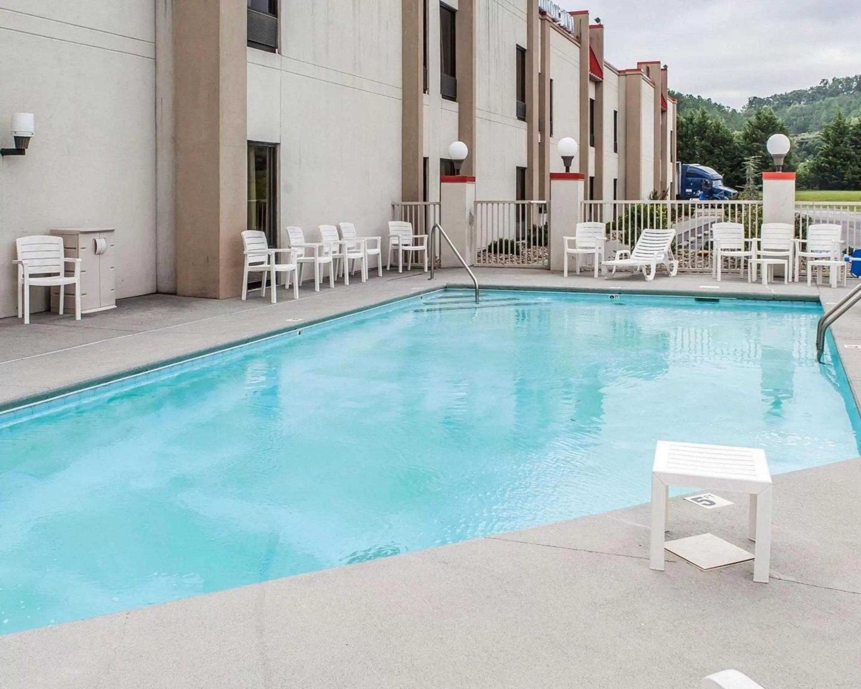 Swimming Pool in Econo Lodge