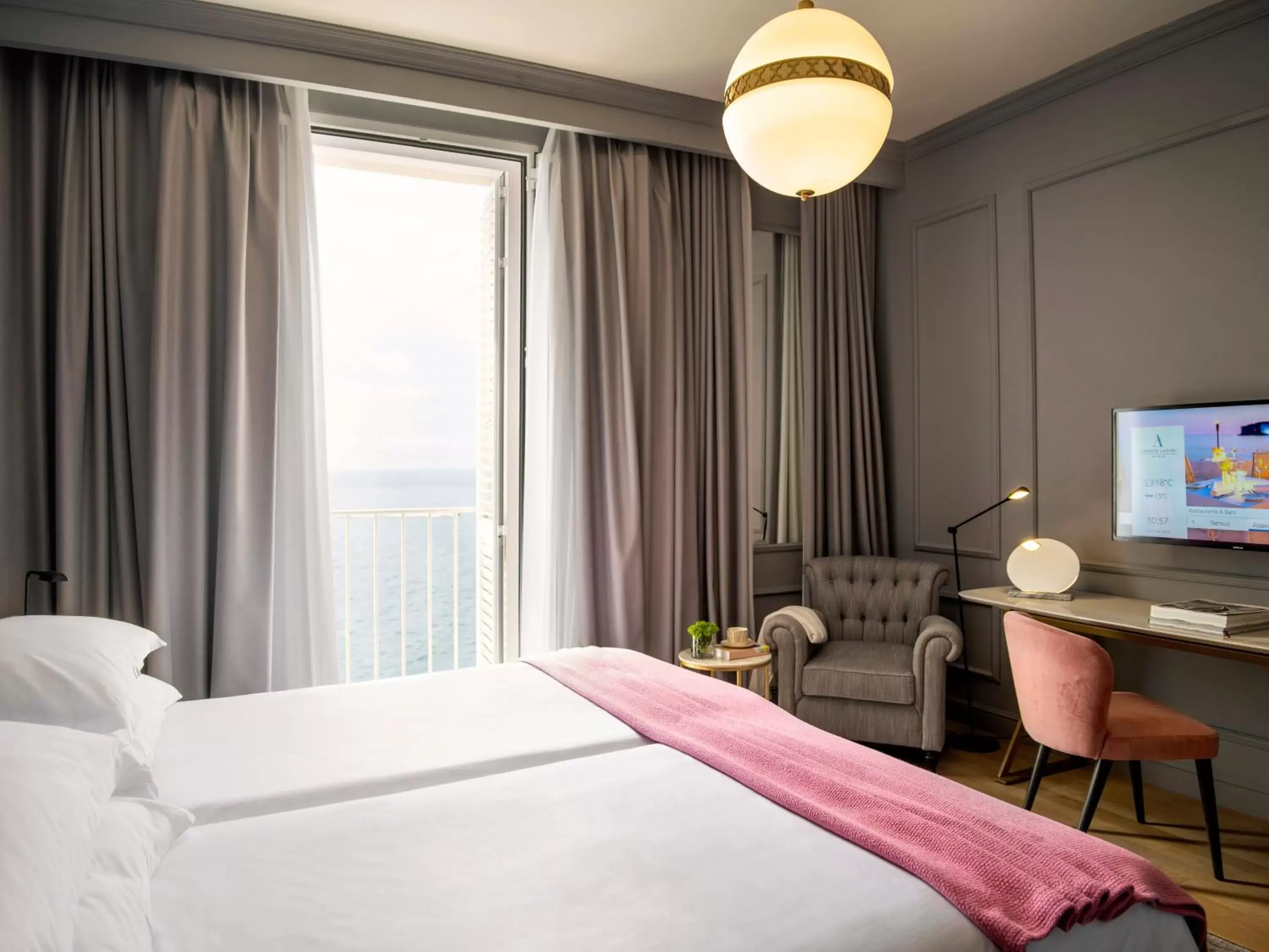 Bed in Hotel Excelsior Bed in Hotel Excelsior