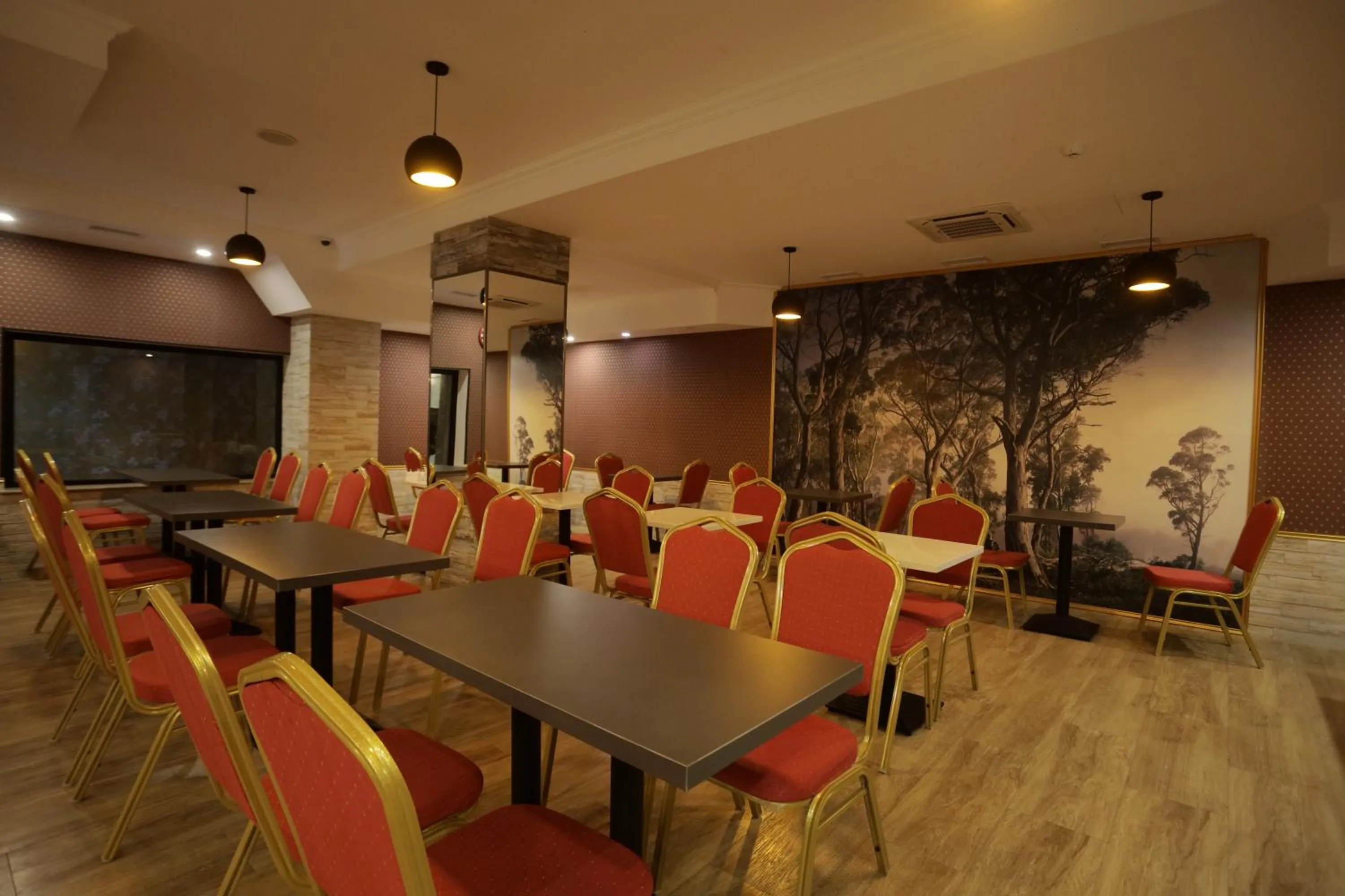 Restaurant/places to eat in Redline Hotel