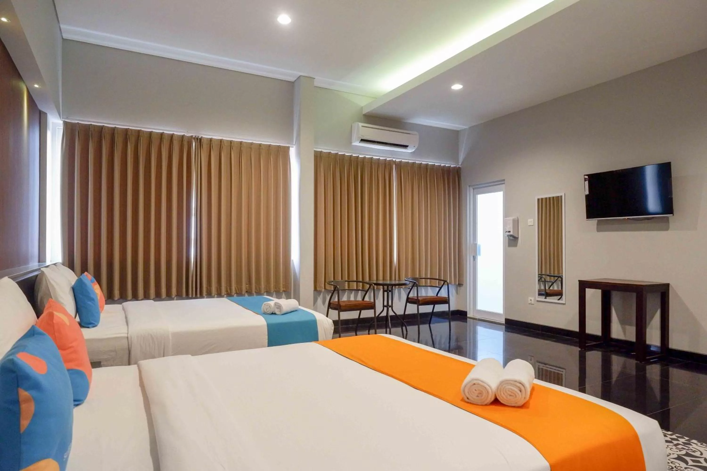 Bedroom, Bed in Sans Hotel Empress Simpang Lima