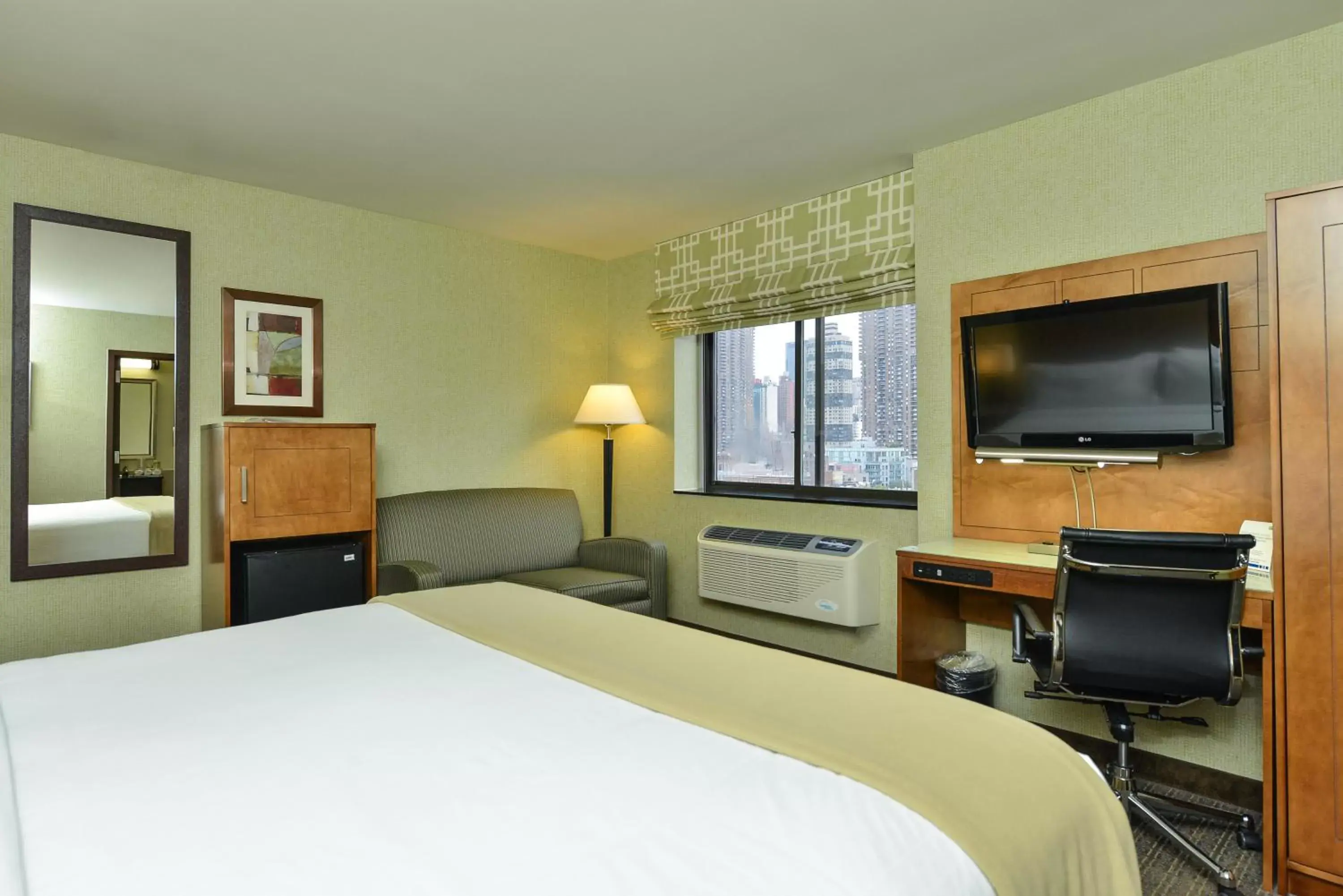 Bedroom, Bed in Holiday Inn Express Manhattan Midtown West, an IHG Hotel