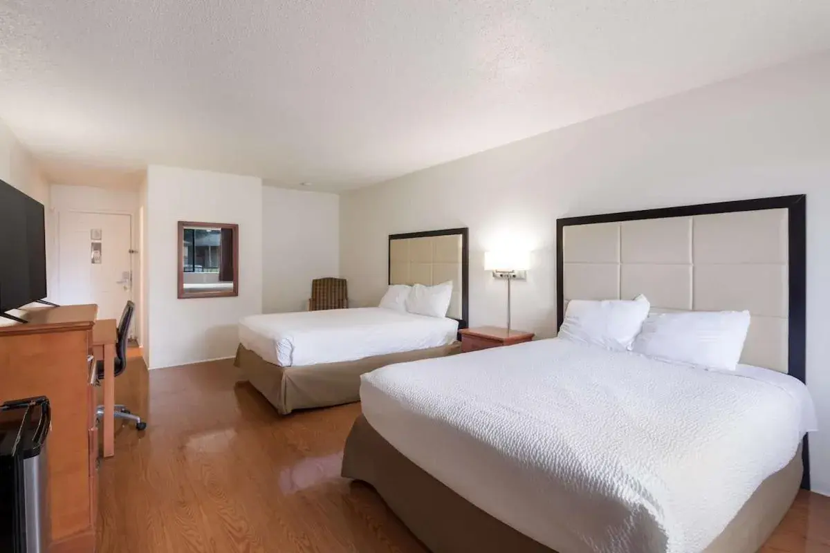 Bed in Americas Best Value Inn Lockhart TX