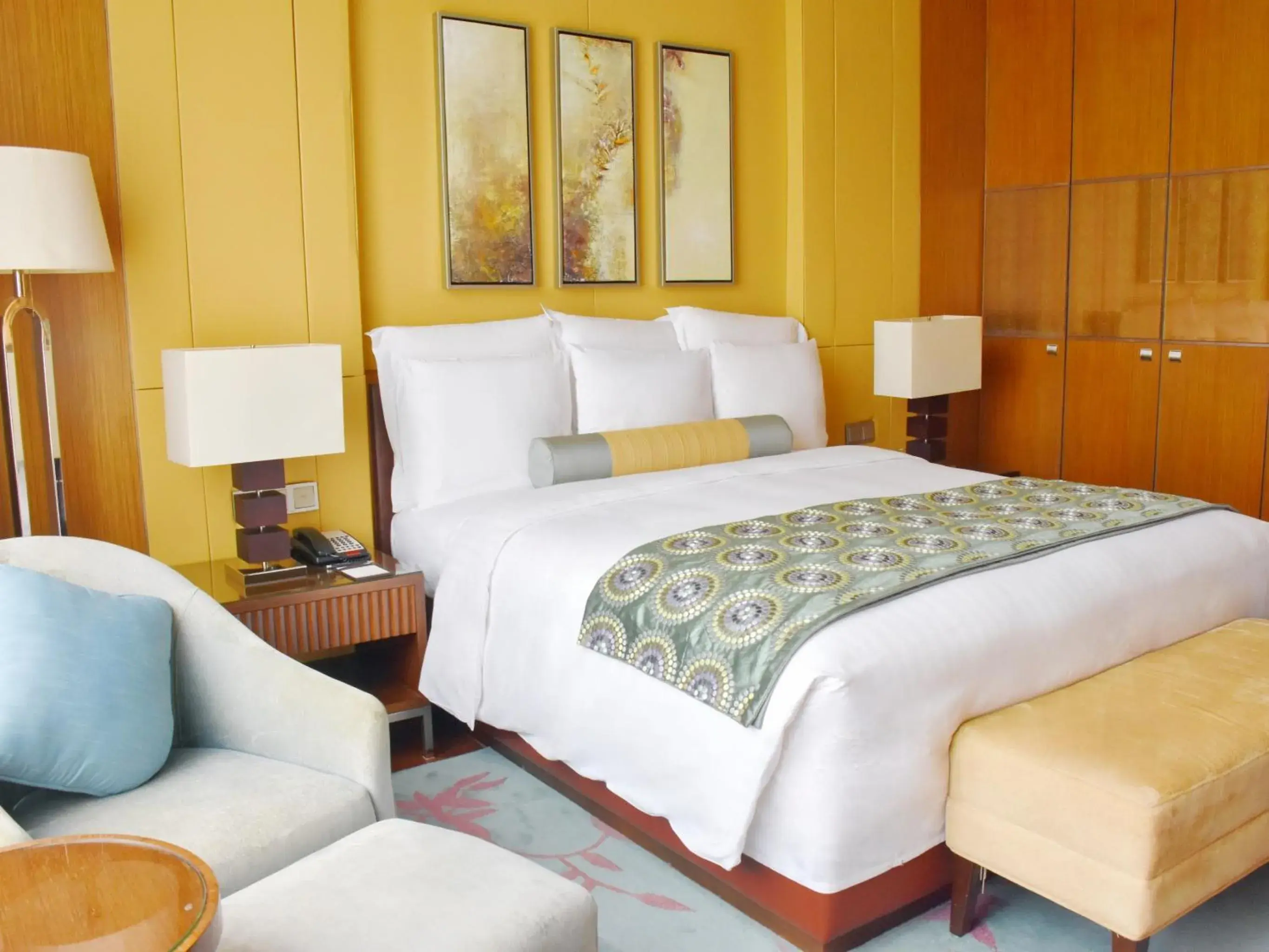 Photo of the whole room, Bed in Marriott Executive Apartment Tianjin Lakeview