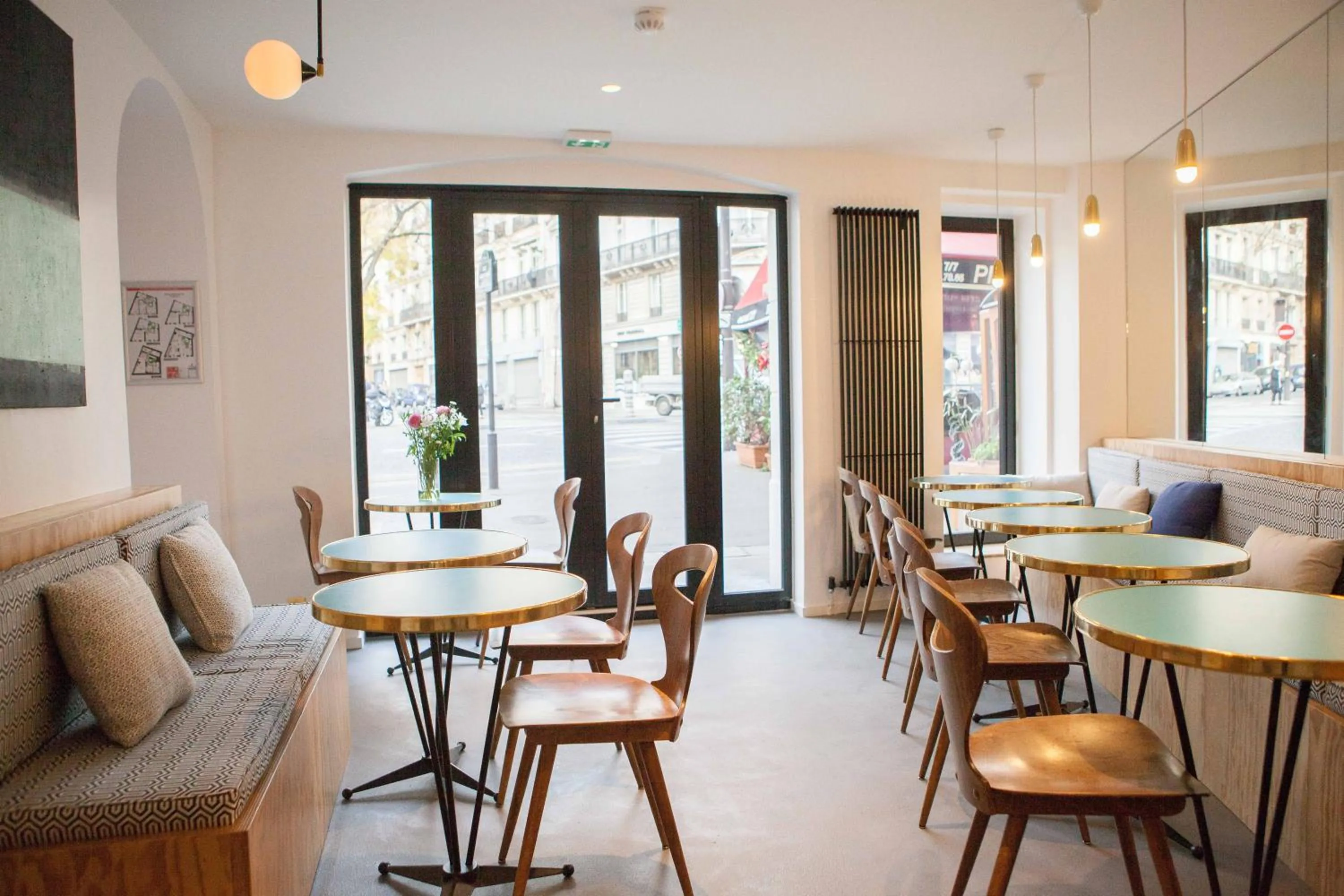 Restaurant/places to eat in Hôtel Montholon