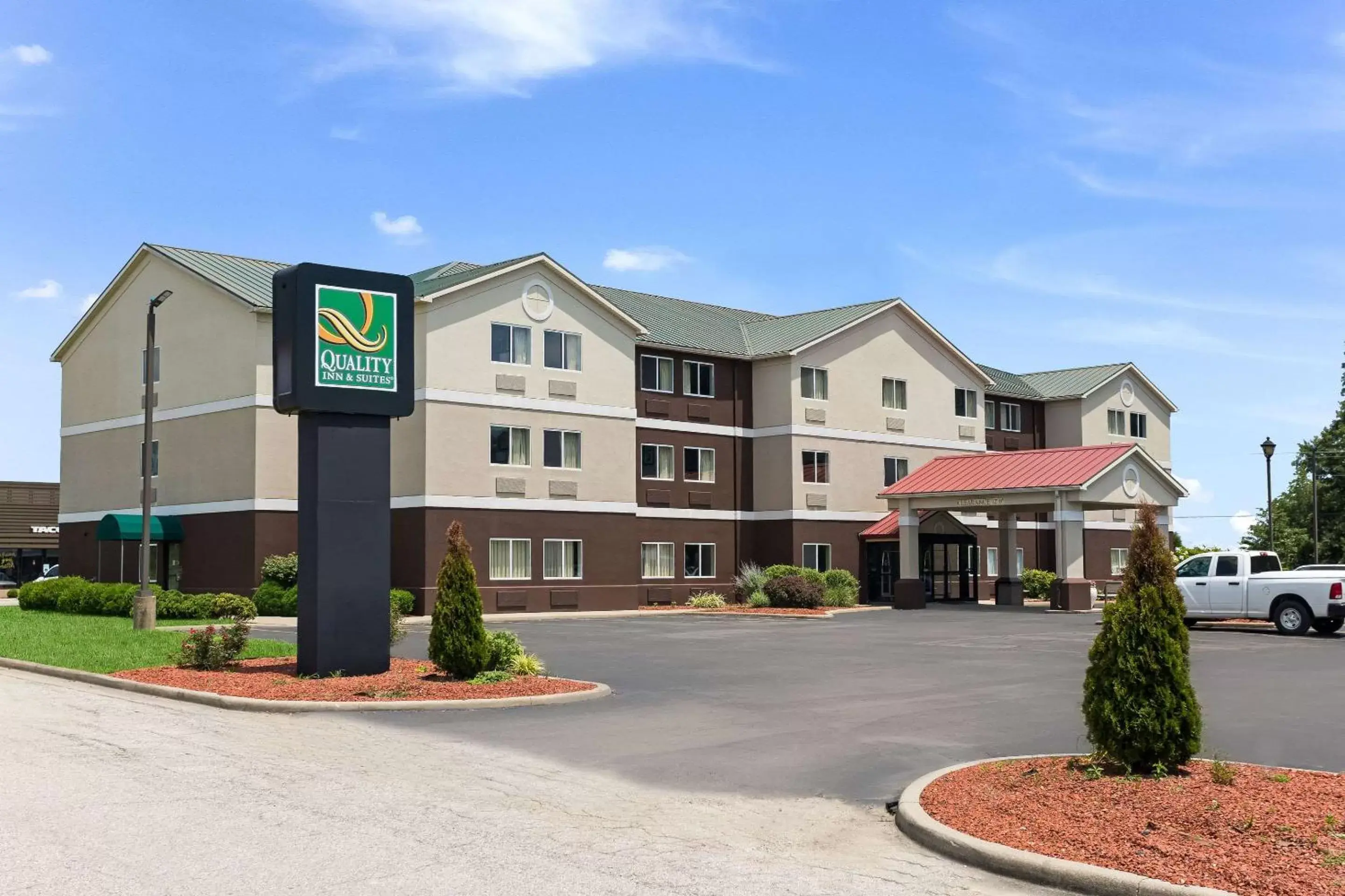 Property building in Quality Inn & Suites Ferdinand Property building in Quality Inn & Suites Ferdinand