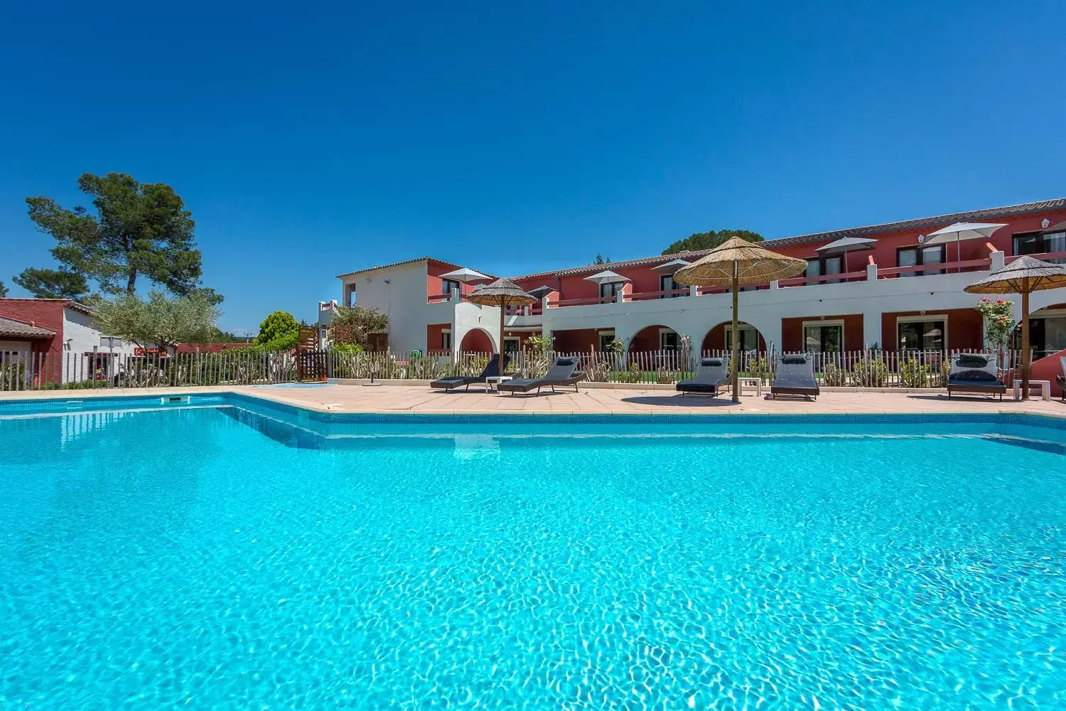 Swimming pool, Property Building in Les Pins Blancs en Provence