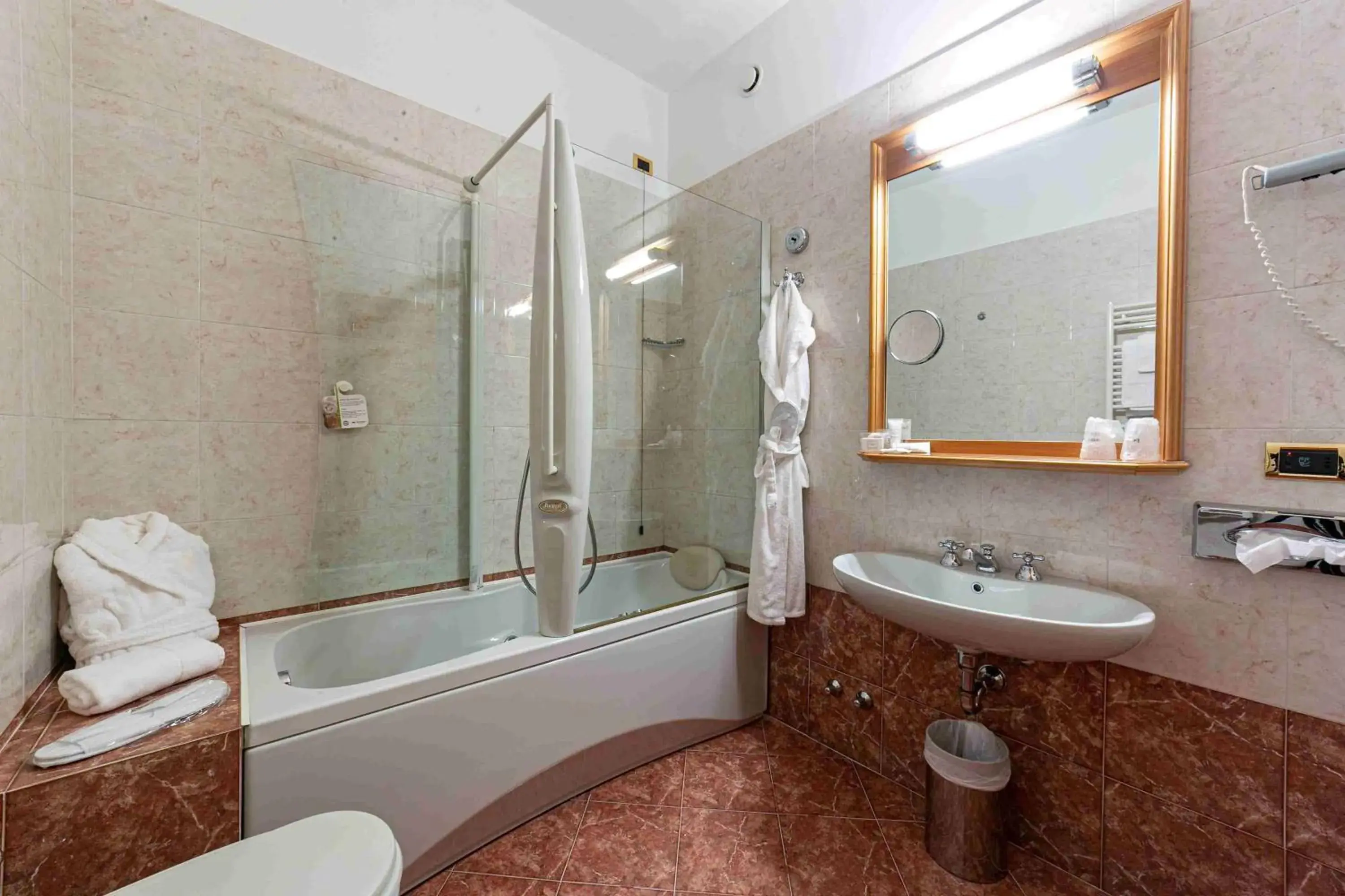 Photo of the whole room, Bathroom in Best Western Hotel Cappello d'Oro