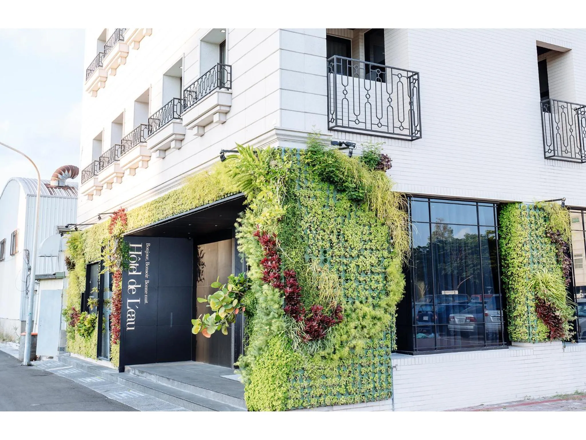 Facade/entrance in Hôtel de Ľeau