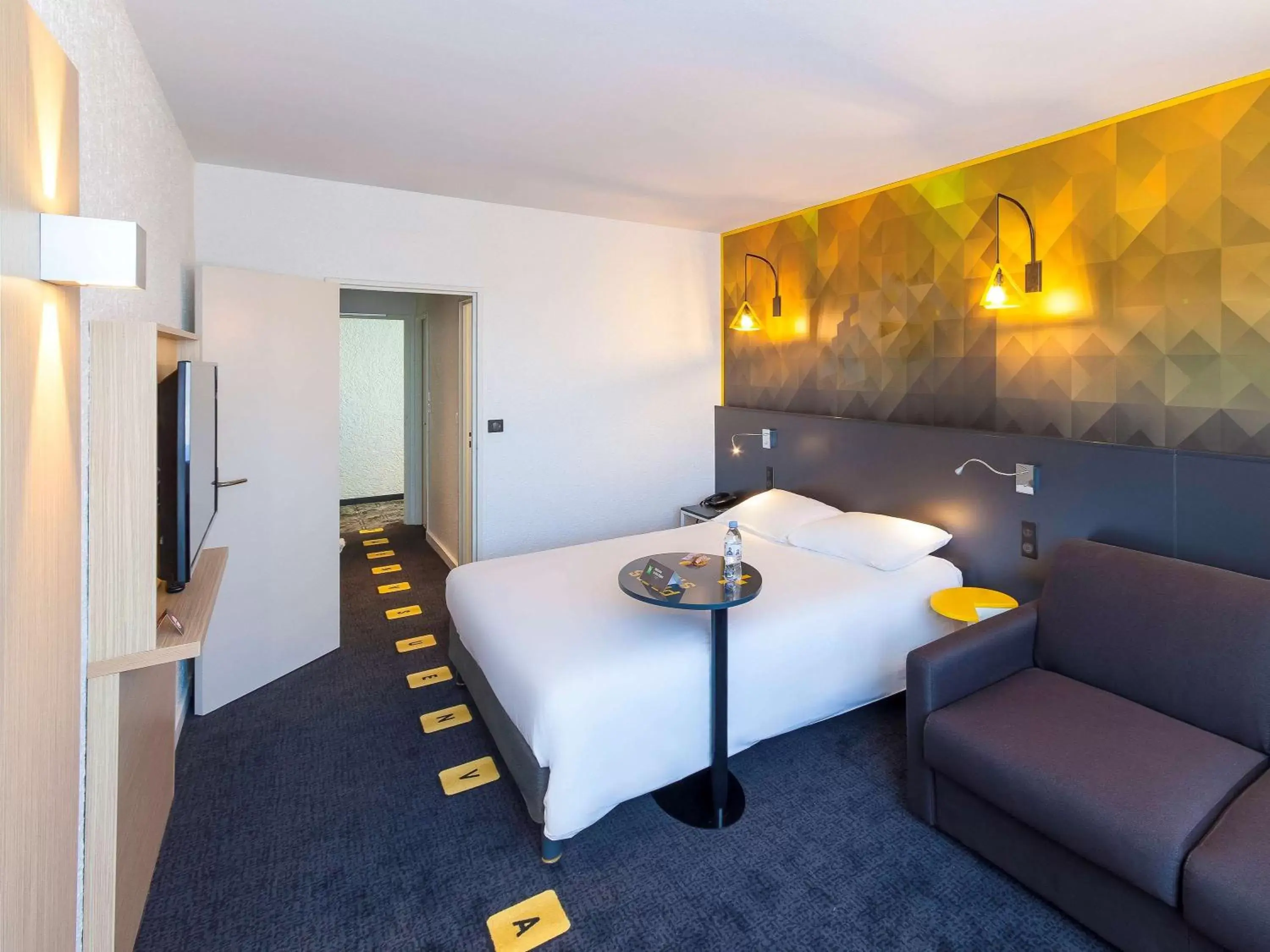 Photo of the whole room in ibis Styles Poitiers Nord