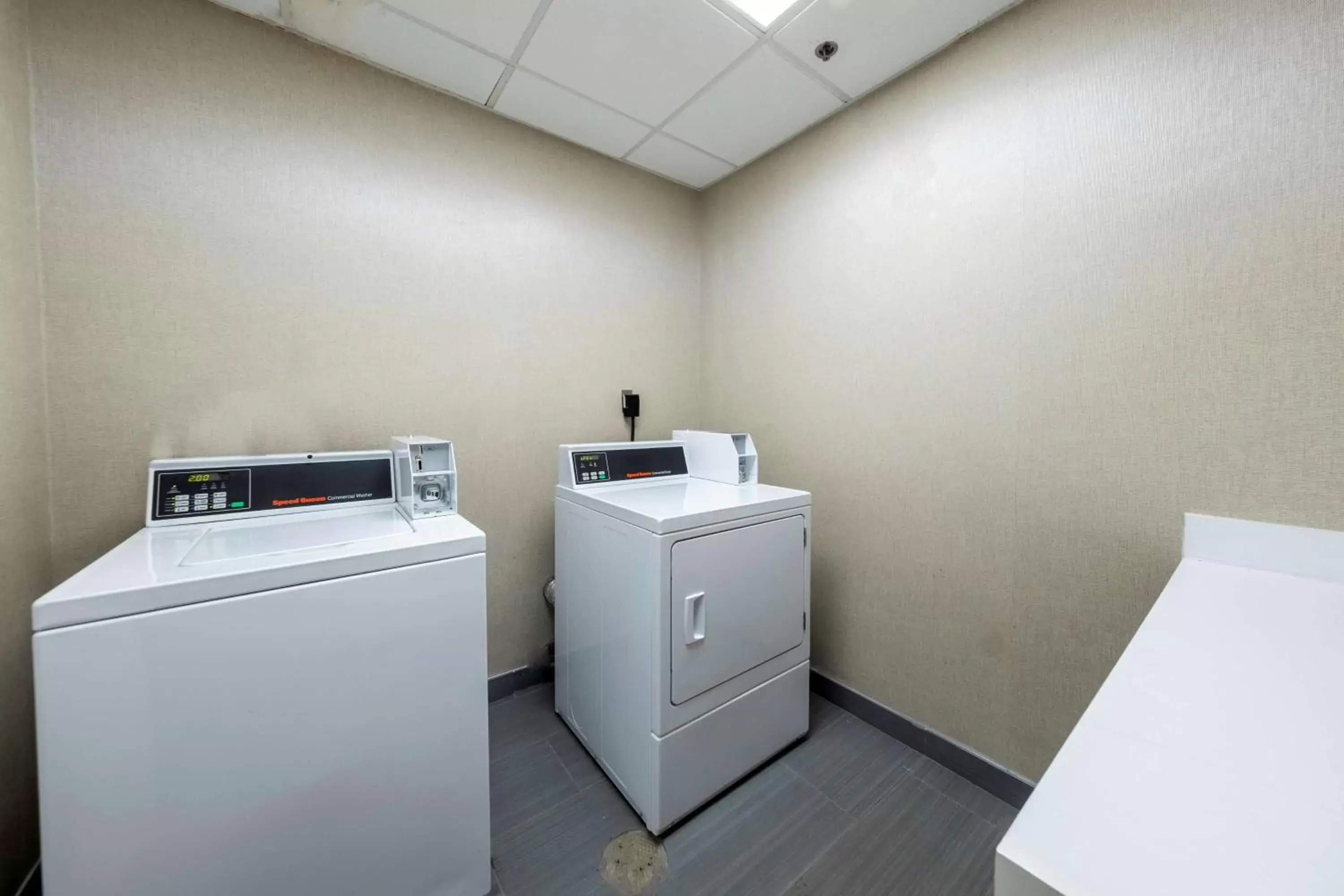 Property building, Kitchen/Kitchenette in Hampton Inn Swedesboro Philadelphia