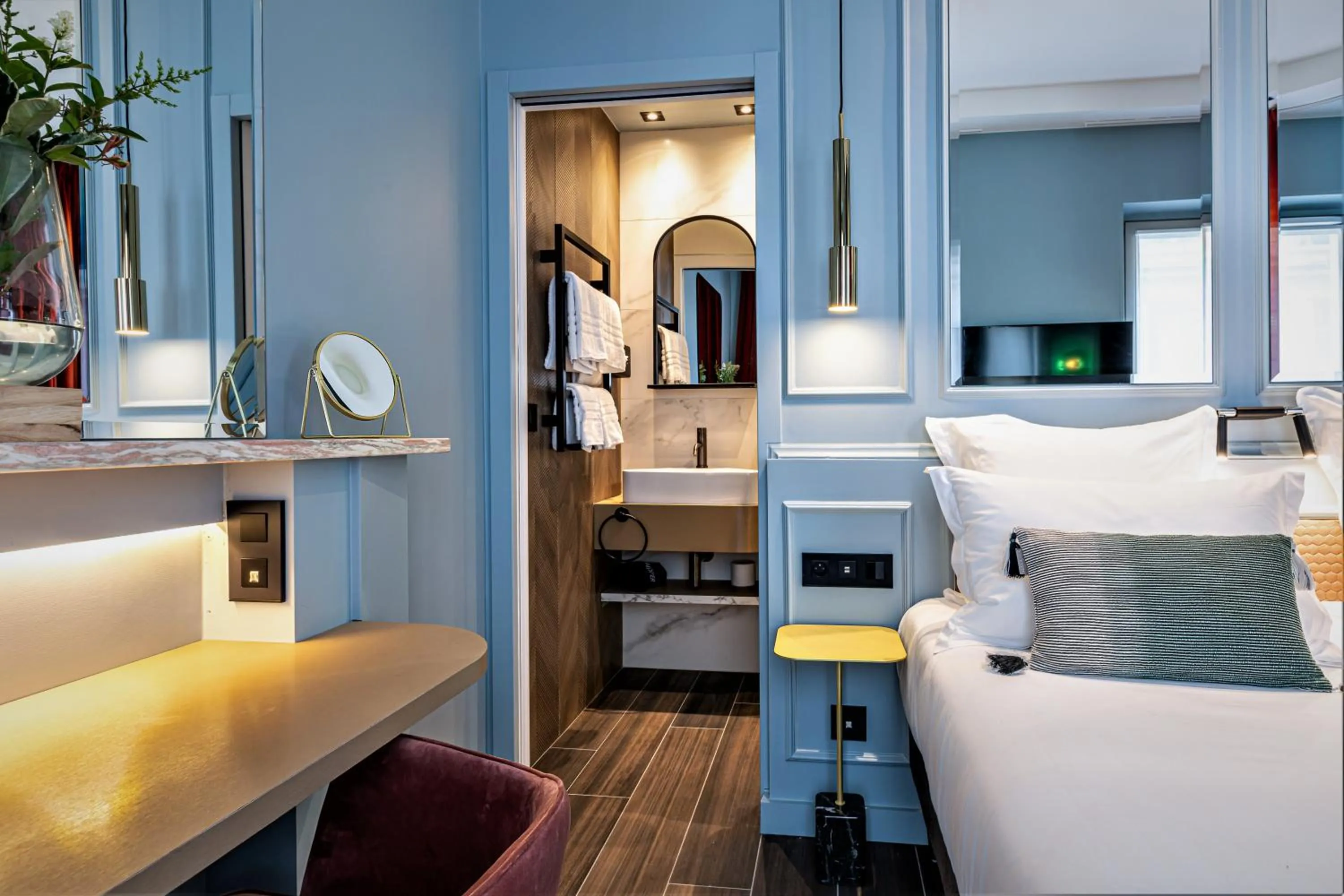 Bathroom, Bed in Hôtel Veryste & Spa Paris
