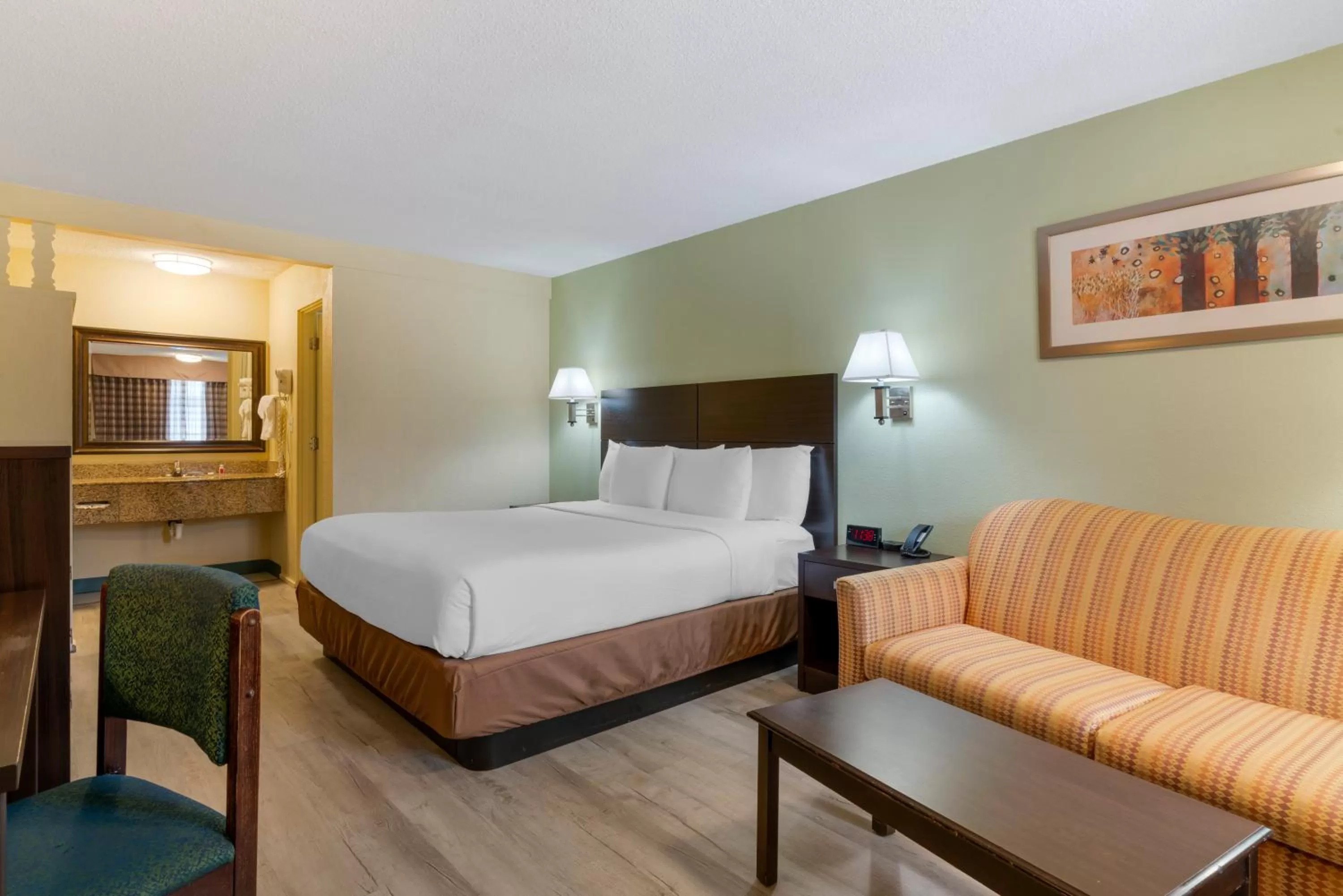 Photo of the whole room, Bed in University Inn and Suites Eugene