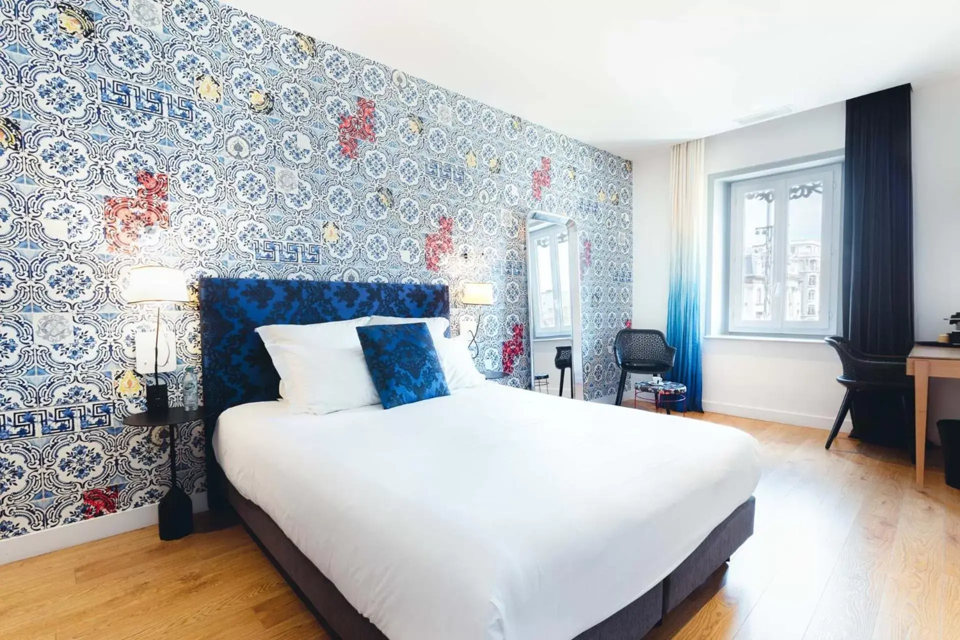 Photo of the whole room, Bed in The Originals Boutique, Hôtel Le Lion, Clermont-Ferrand